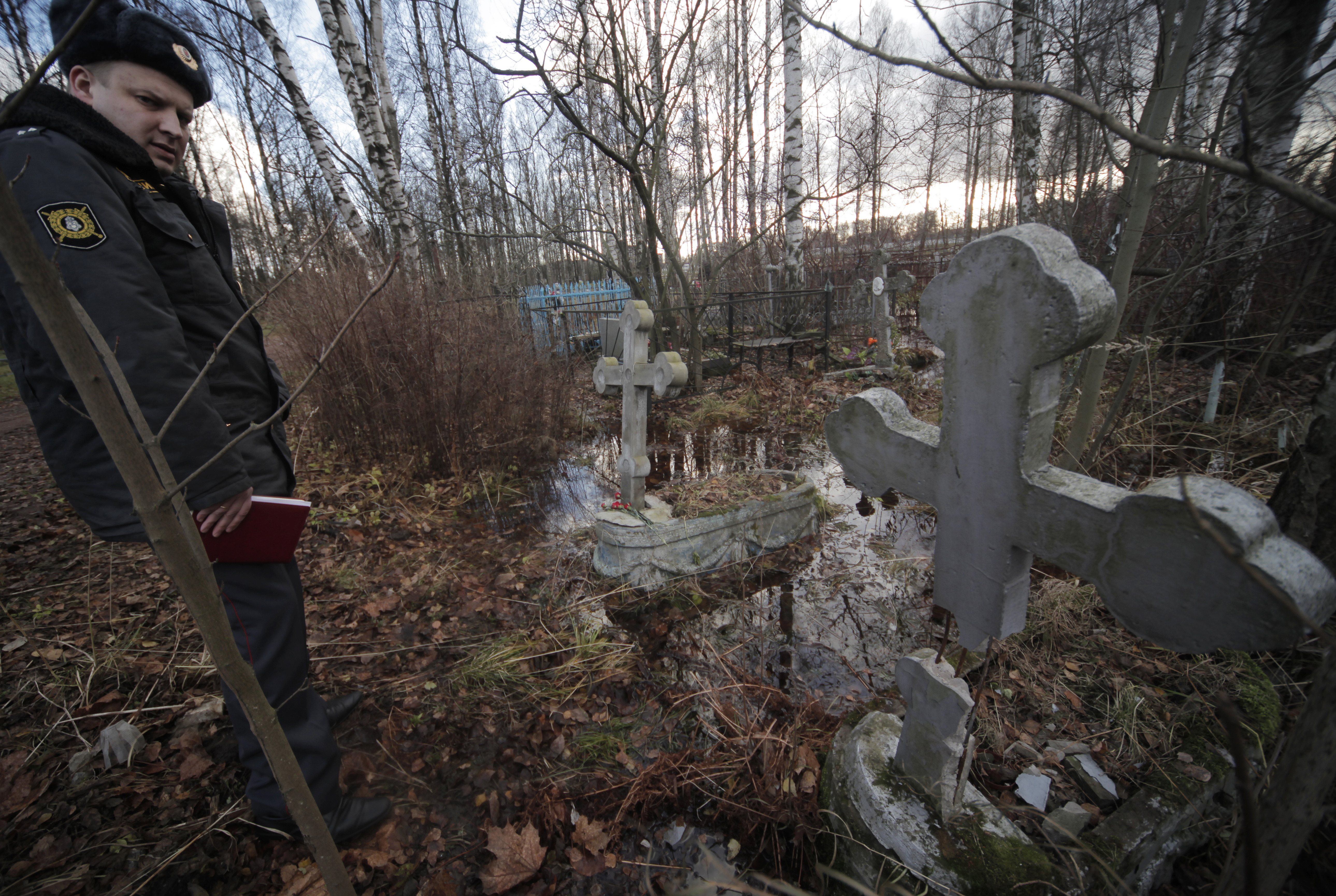 Заболотьевское кладбище памятники. Заброшенное кладбище. Старое кладбище в лесу. Заброшенное кладбище в лесу. Могила в лесу.