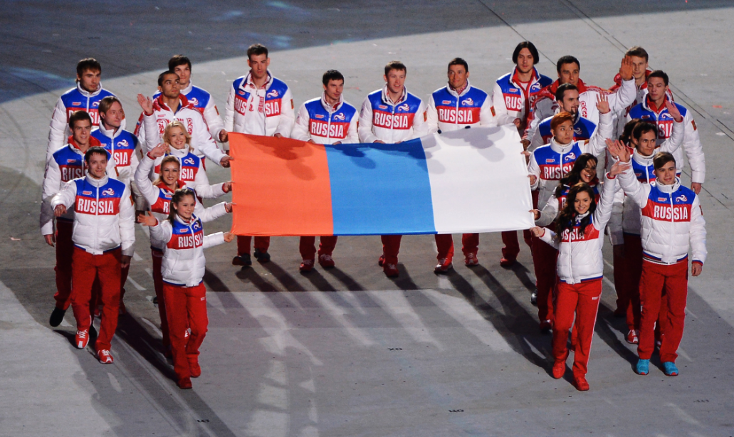 Российские спортсмены несут флаг на церемонии закрытия Олимпиады в Сочи. Фото:&nbsp;&copy; РИА Новости/Владимир Сергеев