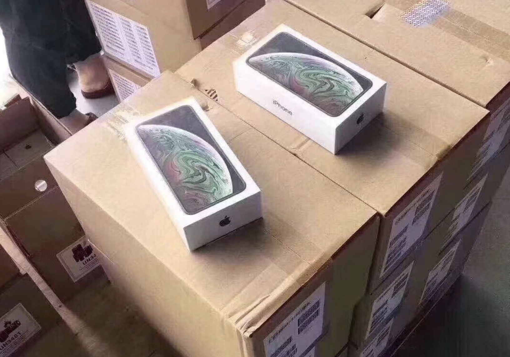 Склад с iPhone XS показали на фото