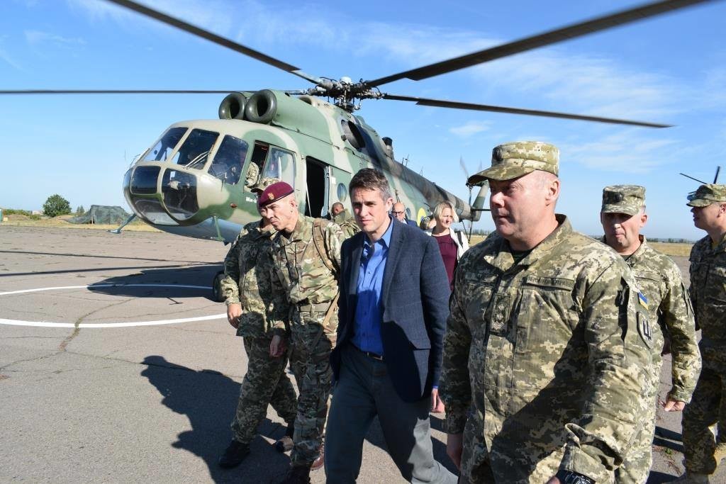 Министр обороны Великобритании в окружении украинских военных. Фото: facebook.com/пресс-служба ООС Украины