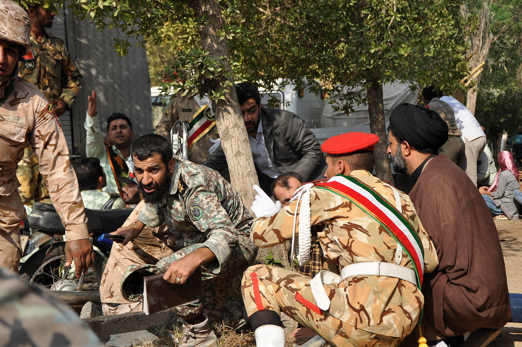 Иранские военнослужащие и мирные жители пытаются укрыться от стрельбы во время парада в городе Ахваз. Фото: © AP Photo/ISNA, Behrad Ghasemi