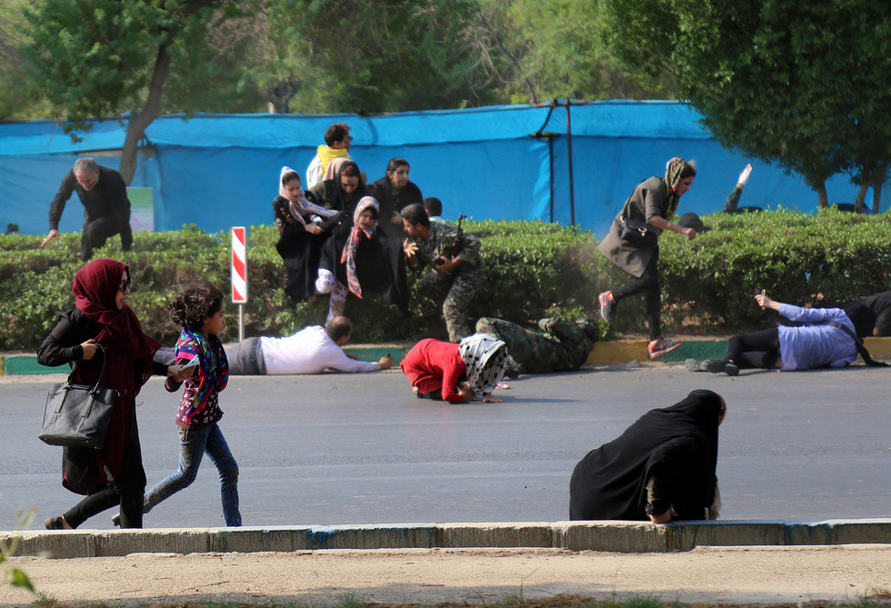 Мирные жители пытаются укрыться от стрельбы на съёмочной площадке во время парада в городе Ахваз. Фото: &copy; AP Photo/Mehr News Agency, Mehdi Pedramkhoo