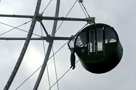 На колесе обозрения в Китае ребёнок вылез из кабины на высоте 40 метров