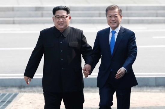 Лидер КНДР Ким Чен Ын и президент Южной Кореи Мун Чжэ Ин. Фото: &copy; Twitter/Anup Sunuwar


