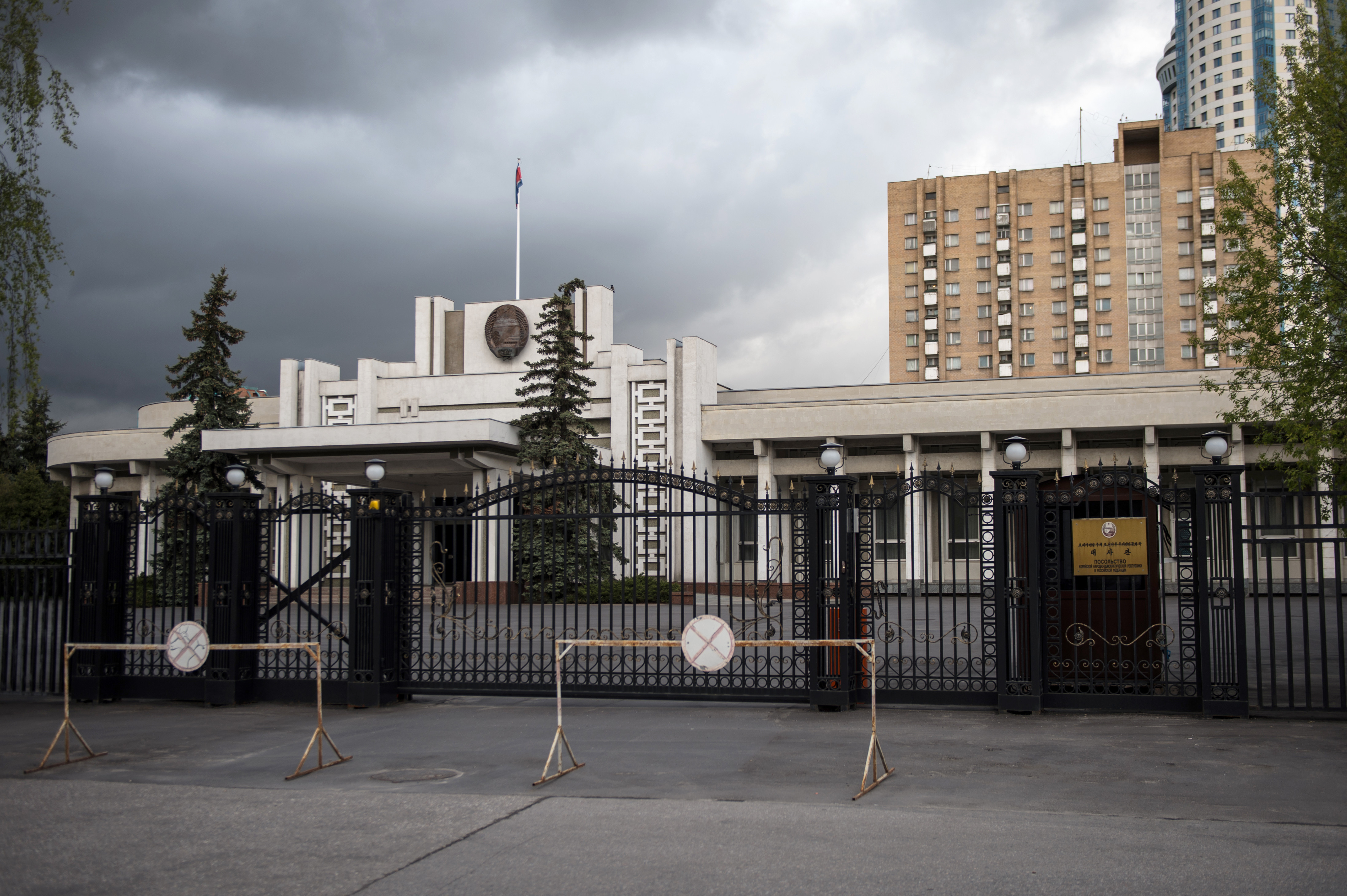 Посольство кореи в сеуле. Посольство Кореи в Москве. Посольство Монголии в Москве. Посольство здание Кореи в Монголии. Посольство СССР В КНДР.