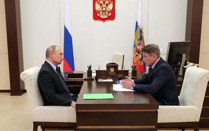 Президент Владимир Путин во время рабочей встречи с&nbsp;Олегом Кожемяко.&nbsp;
Фото: пресс-служба Кремля&nbsp;