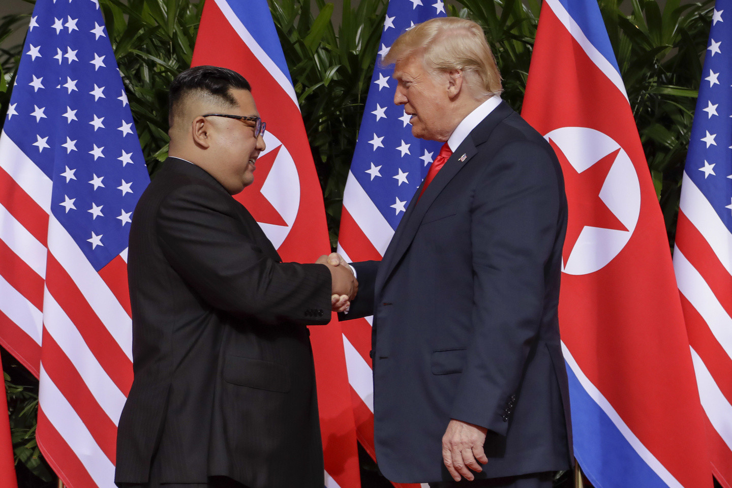 Лидер КНДР Ким Чен Ын и президент США Дональд Трамп. Фото: &copy; AP Photo/Evan Vucci


