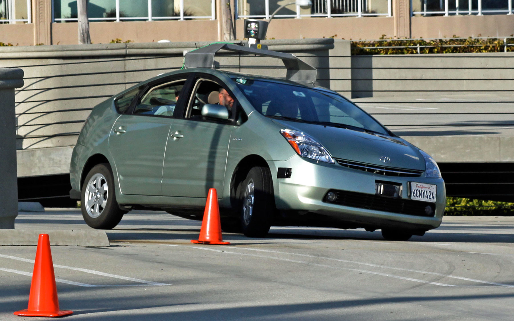 Toyota Prius, модифицированная для работы в качестве беспилотного автомобиля Google. Фото: © Wikipedia.org