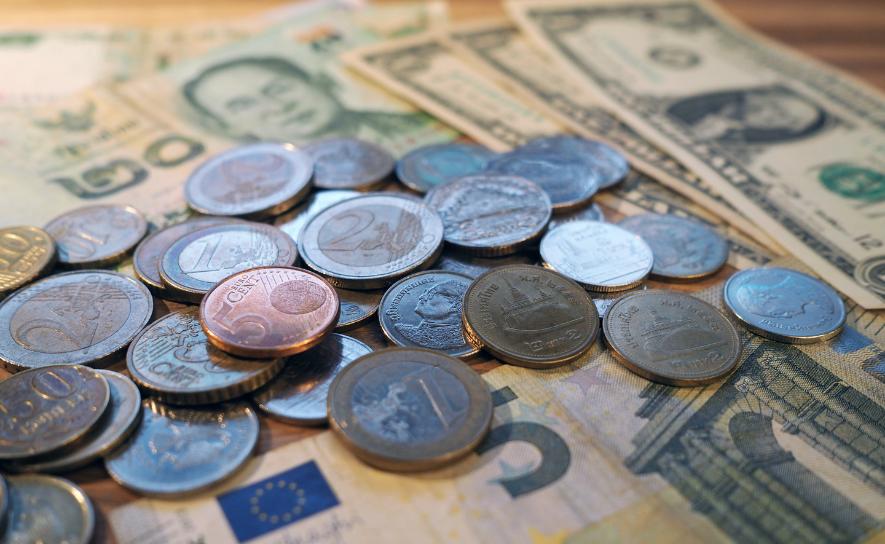 Курс рубля растёт к доллару и евро