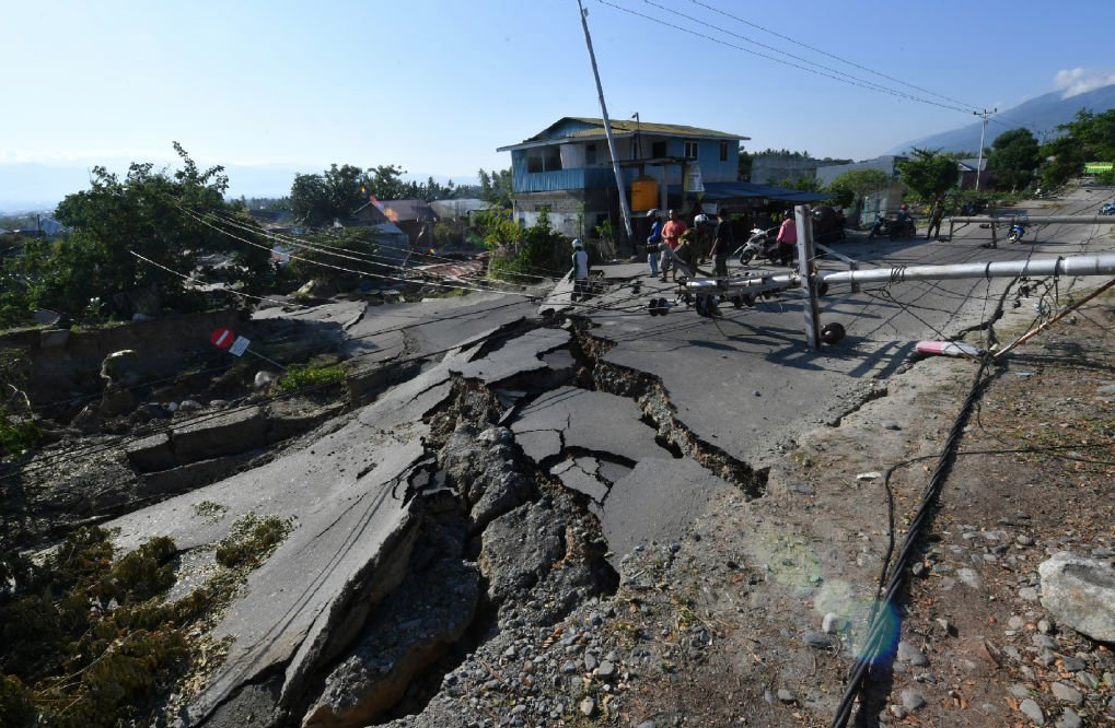 Природное землетрясение. Землетрясения Индонезия, 30 сентября 2009 года. Природные бедствия землетрясение. Геологические ЧС землетрясение. Геологические катаклизмы.