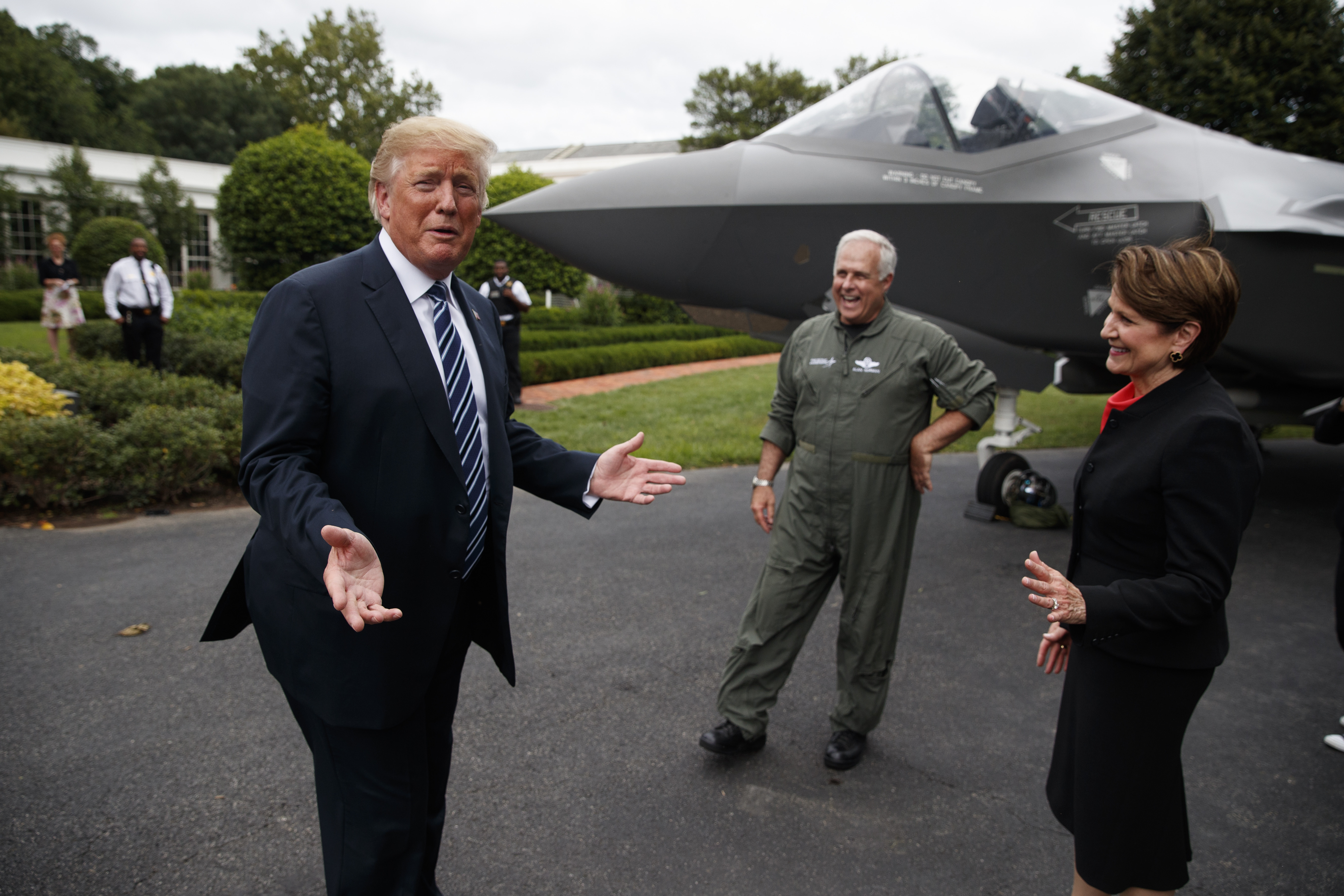 Дональд Трамп разговаривает с президентом компании Lockheed Martin Мэрилин Хьюсон и главным пилотом-испытателем Аланом Норманом. Фото © AP Photo/Evan Vucci
