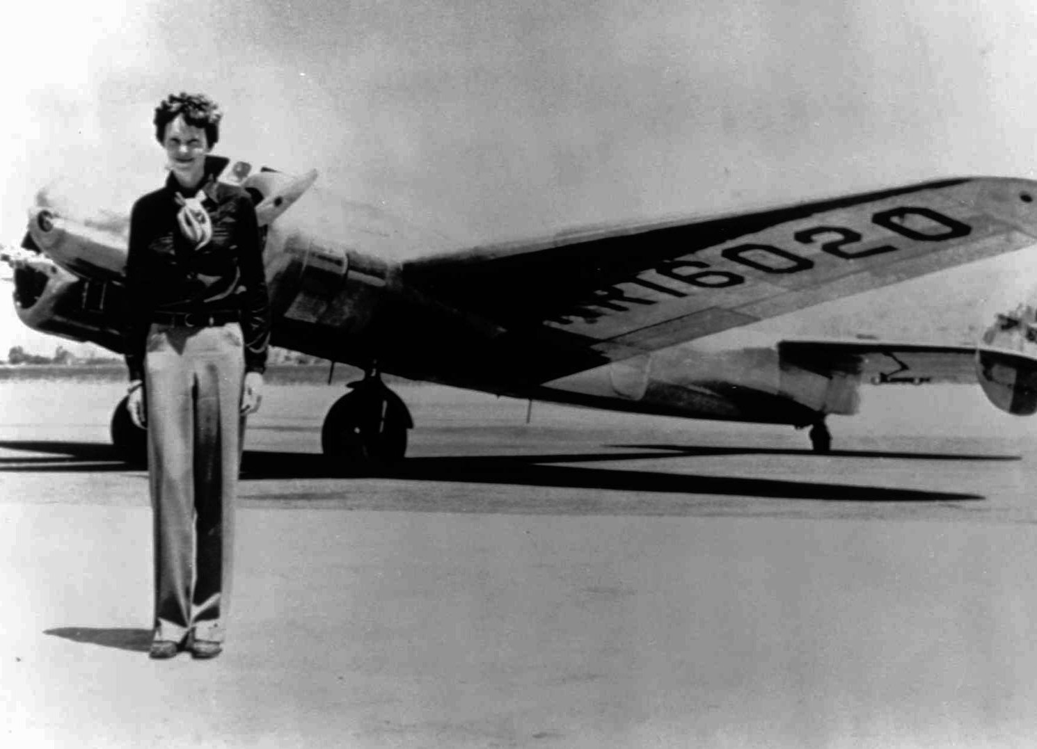 Амелия стоит рядом с Lockheed Electra 10E перед её последним рейсом в 1937 году. Фото: © AP Photo