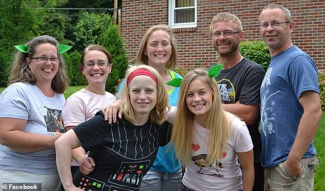 Сёстры Эллисон Кинг (задний ряд, вторая слева) Эбби Джексон (впереди слева), Эми Стинбург (впереди справа) и Мэри Дайсон (задний ряд, справа от Эллисон), погибшие в аварии