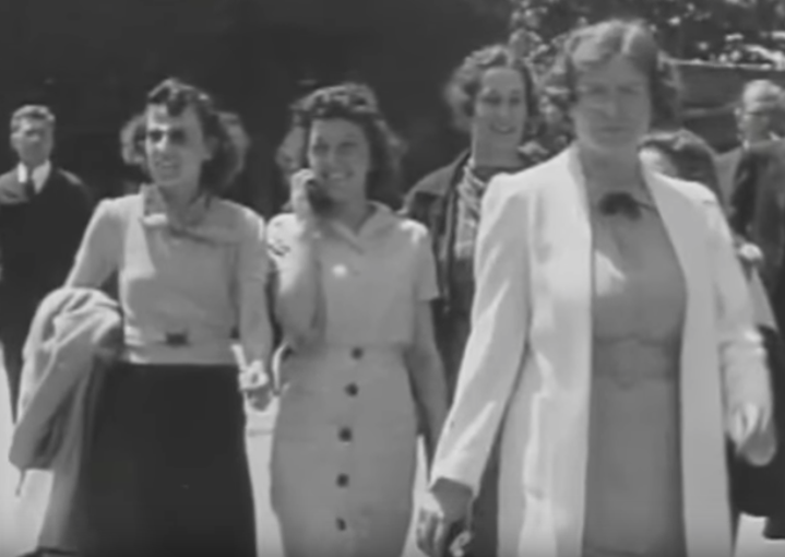 Фото: скриншот видео Time Travelers in 1928 and 1938 film caught talking on a cell phone