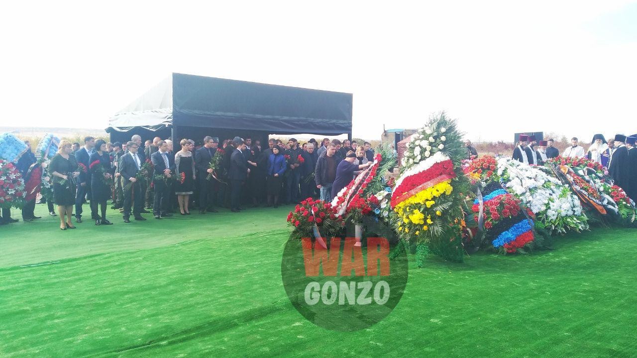 Траурная церемония у могилы Александра Захарченко. Фото: ©телеграм-канал WarGonzo