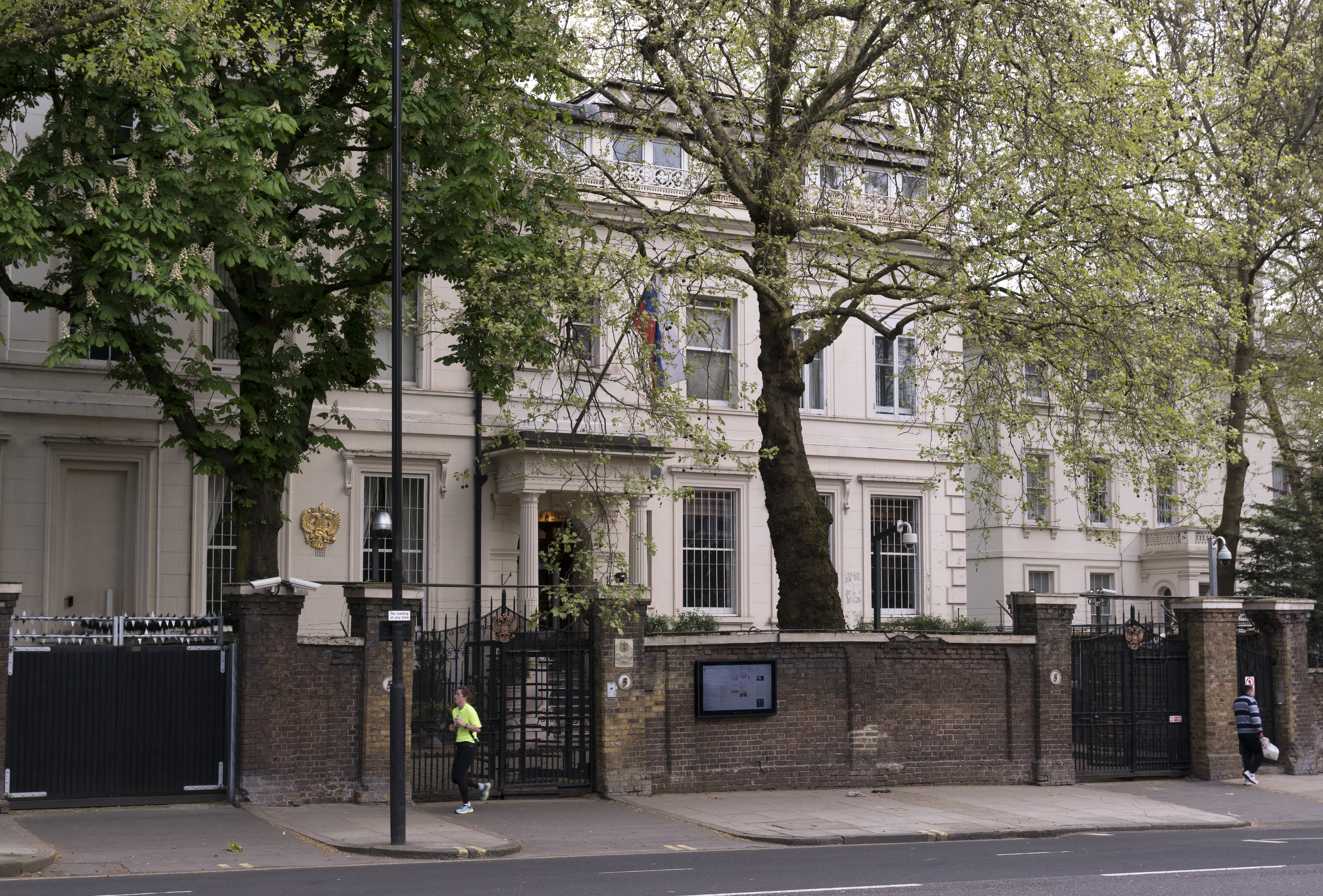 Посольство в лондоне. Посольство РФ В Лондоне. Здание посольство РФ В Лондоне. Кенсингтон Палас Гарденс Лондон посольство РФ. Русское посольство в Англии.