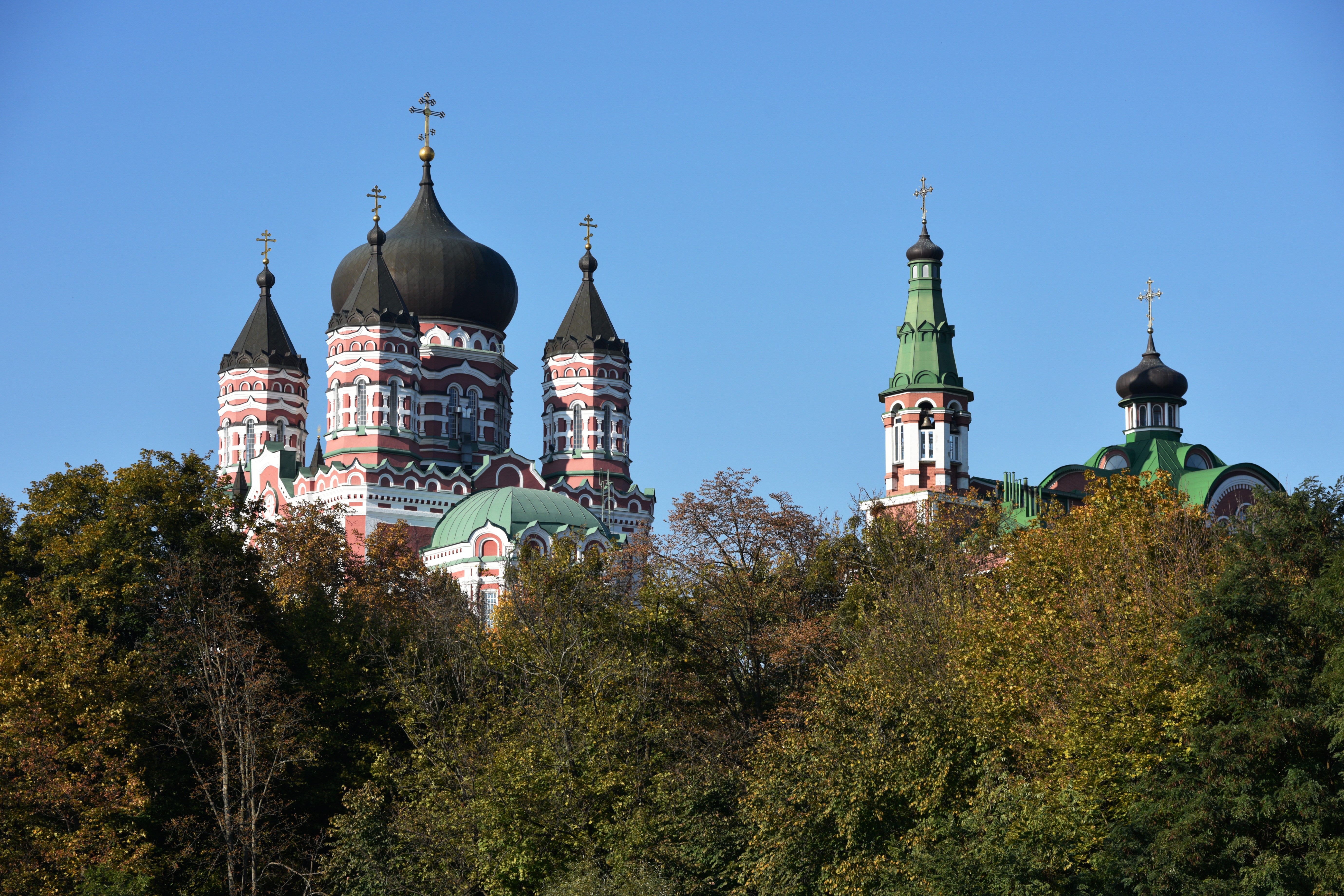 Храмы московского патриархата. Храм УПЦ. Московский Церковь на Украине. Свято Пантелеймоновский монастырь Киеве фото. Монастыри Украины Московского Патриархата смотреть.