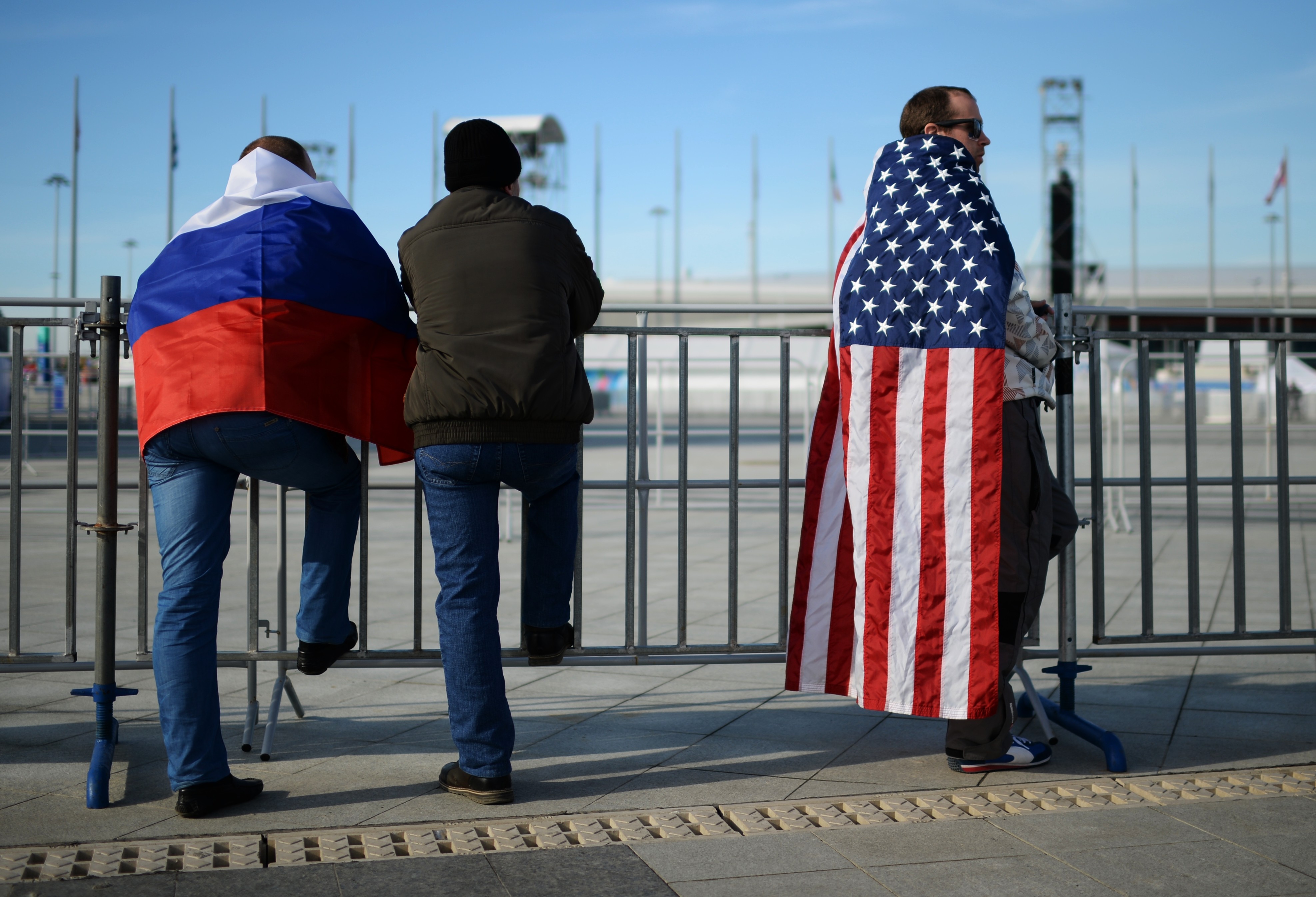 Америка жить и россия. Россия и США. Русские в Америке. Американец с флагом. Русские люди в США.
