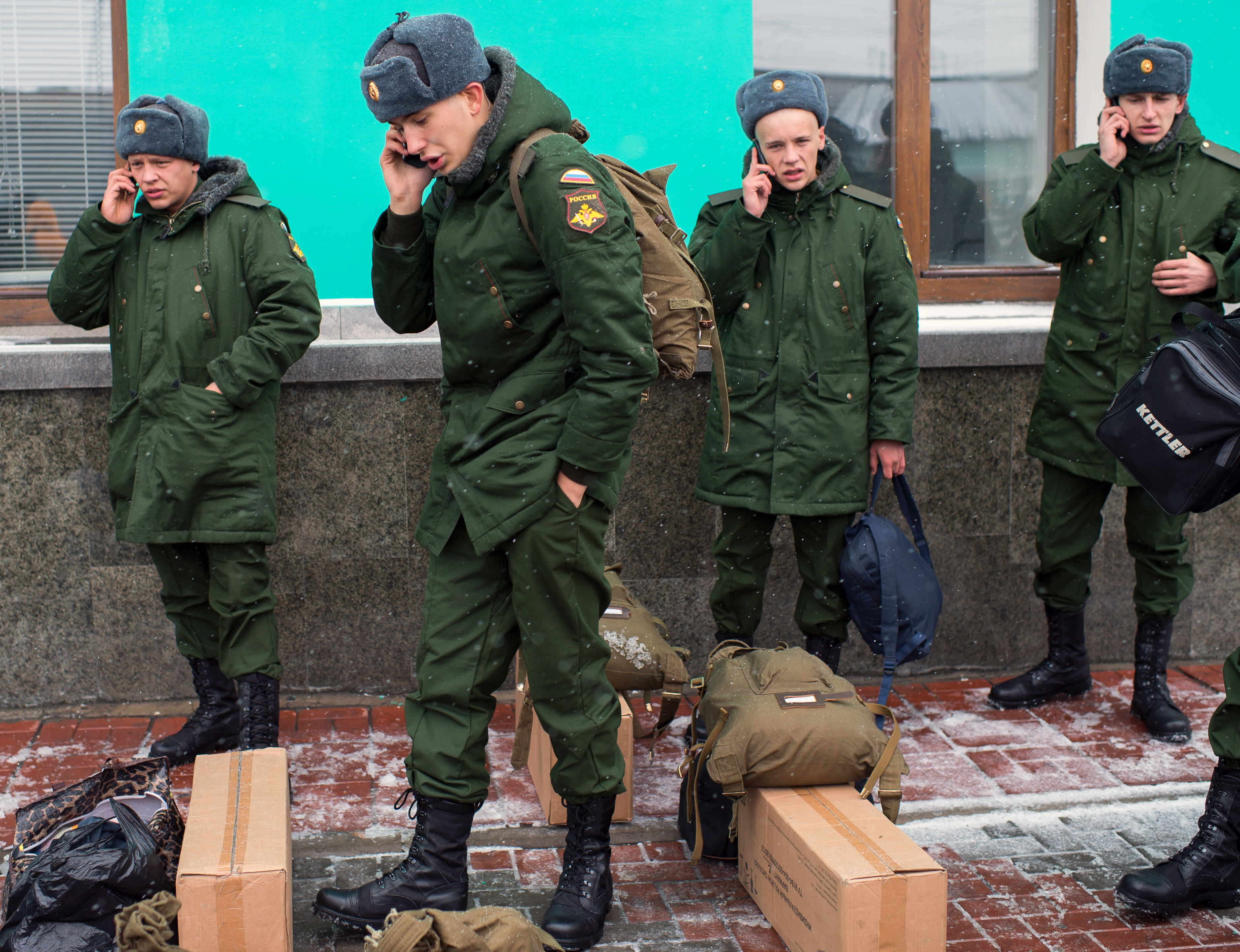 Российский солдат с телефоном