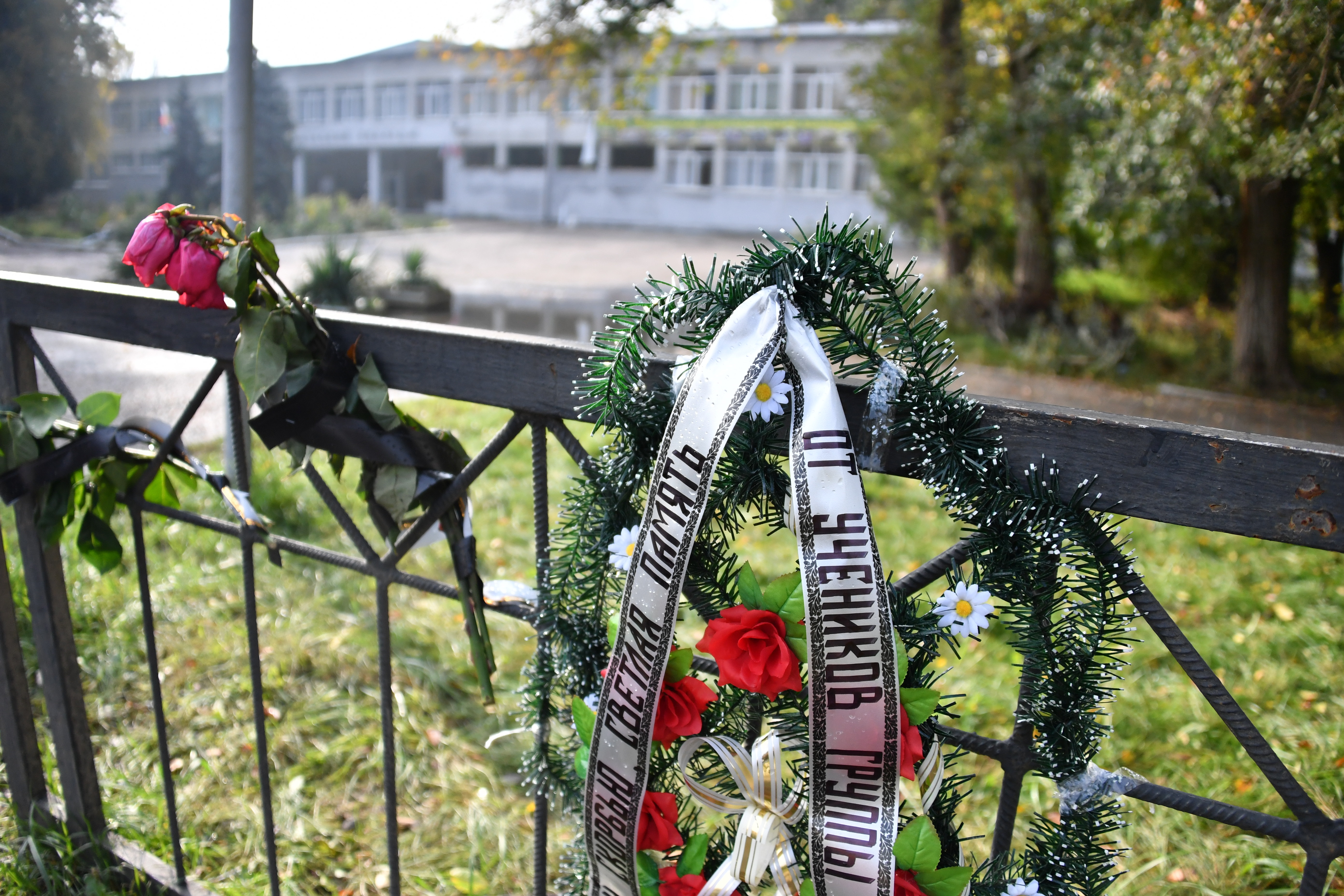 Траурный венок и цветы на ограде недалеко от Керченского политехнического колледжа.
Фото: &copy; РИА Новости/ Алексей Мальгавко