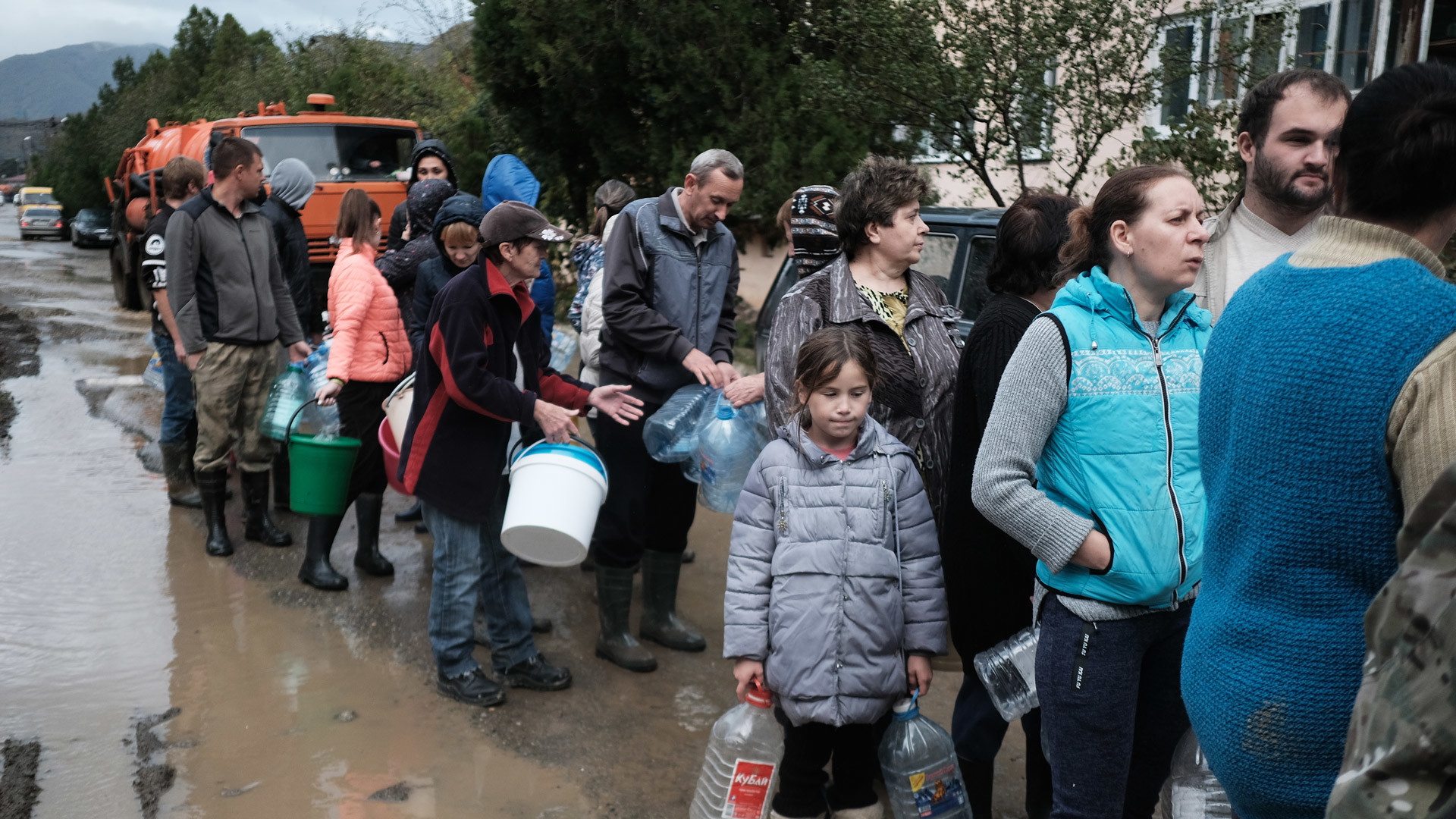 Жители села Кривенковское в Туапсинском районе стоят в очереди за чистой водой. Фото: © РИА Новости/Николай Хижняк