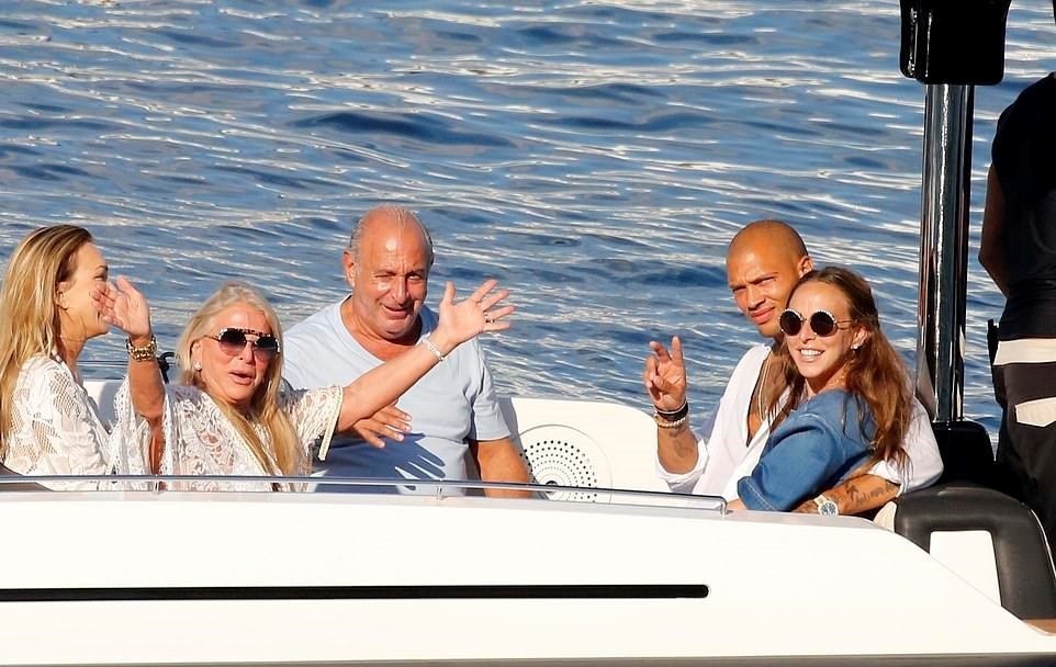 На яхте с семьёй. Фото: © Daily Mail