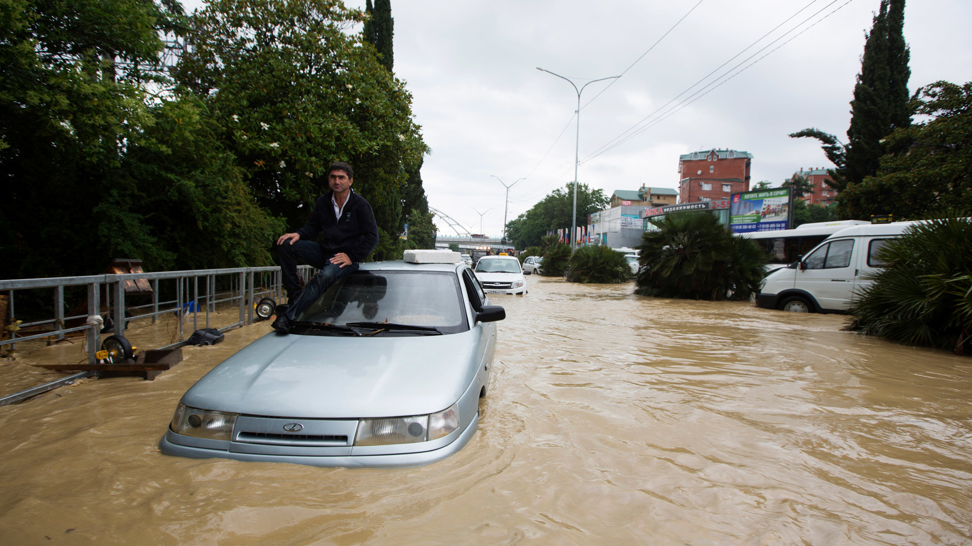 <p><span>Люди на одной из улиц Сочи, затопленных в результате проливных дождей в 2015 году.&nbsp;</span>Фото: &copy; РИА Новости/Олег Смеречинский</p>