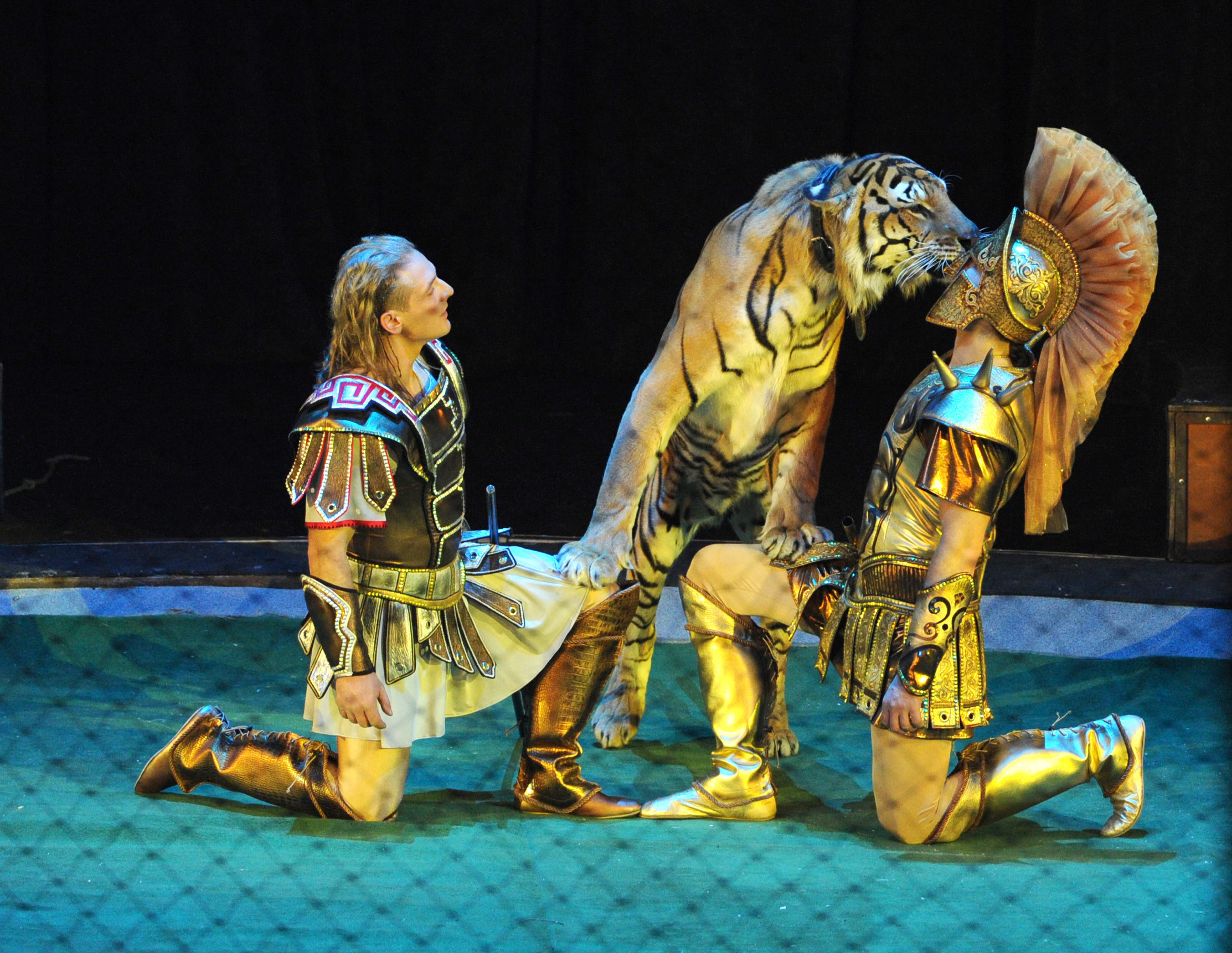 Аскольд и Эдгард Запашные (слева направо) выступают с тиграми во время циркового шоу "Легенда братьев Запашных". Фото: © РИА Новости /Илья Питалев