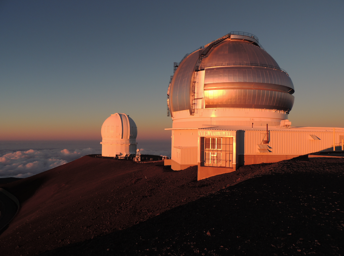 Самый большой телескоп в мире находится. Обсерватория Мауна Кеа, Гавайи, США. Мануа Кеа обсерватория. Обсерватория Мауна Кеа телескоп. Телескоп на вулкане Мауна-Кеа.