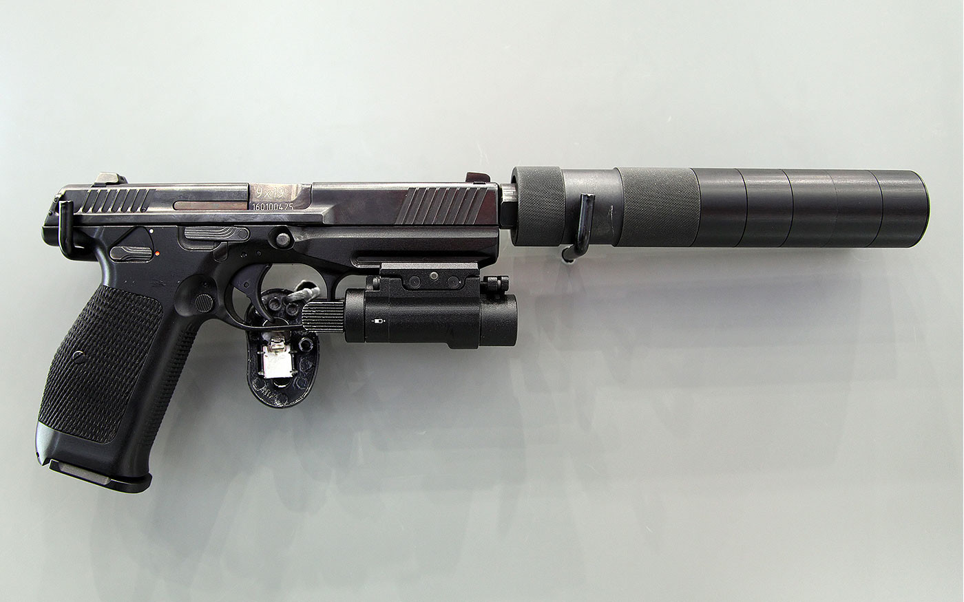 Пистолет Лебедева ПЛ-15 с глушителем и фонарём. Фото: © Wikimedia Commons