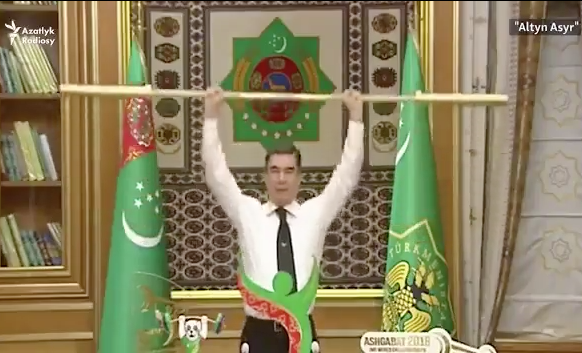 Президент Туркменистана поднял золотой гриф от штанги под аплодисменты министров