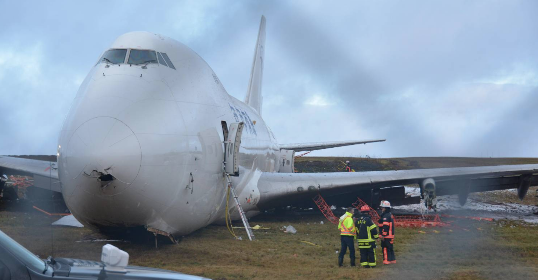 Ловить самолеты. Выкатывание Боинг 747. Самолет посадка Боинг 747. Боинг 747 инцидент. Боинг 747 полоса посадочная.