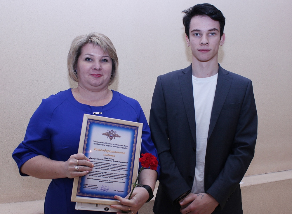 16-летний житель Бора Роман Петров вместе со своей мамой