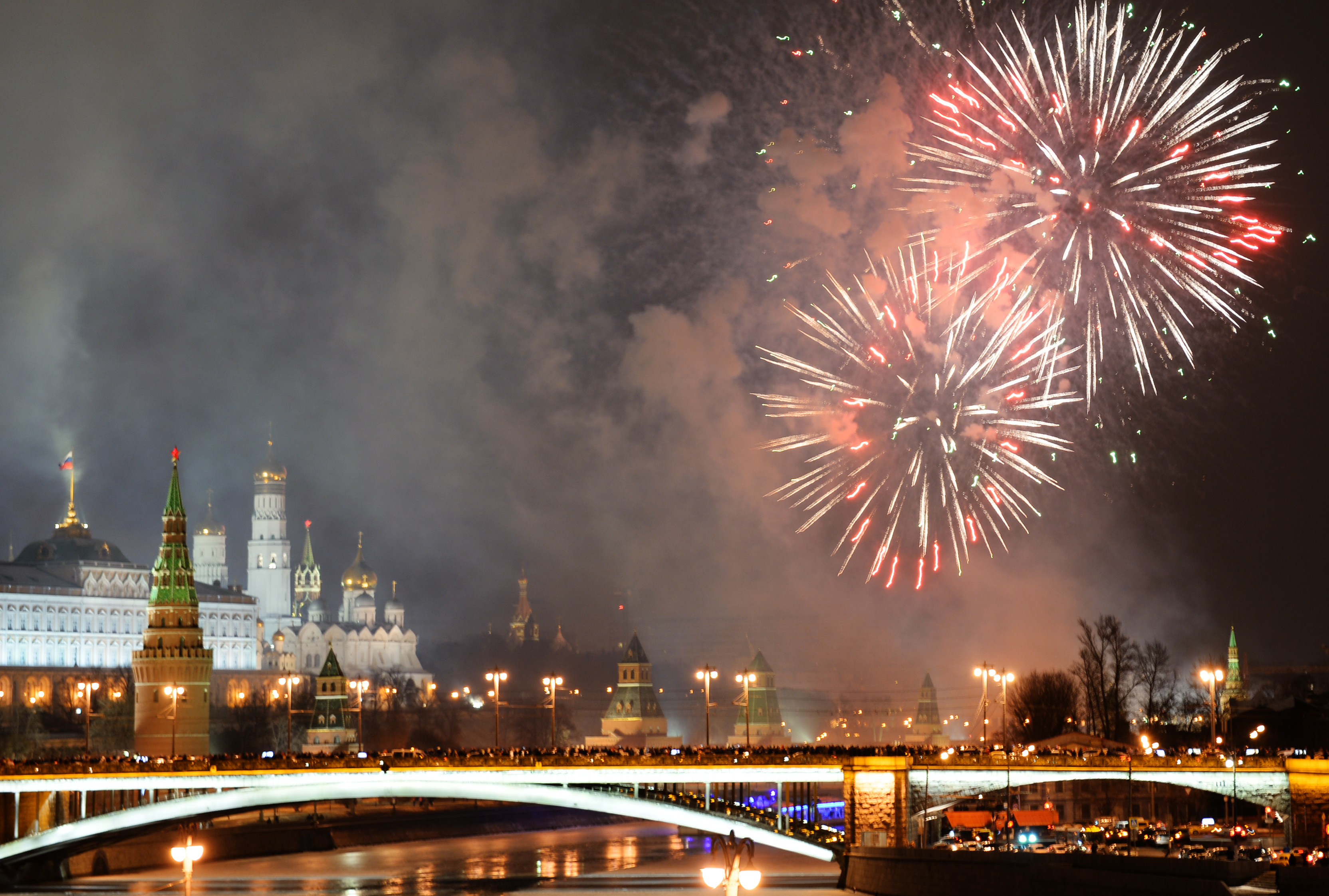 Салют в москве июль. Салют в новогоднюю ночь 2022 в Москве. Москва Кремль салют. Новогодний салют в Москве. Новогодний салют Кремль.