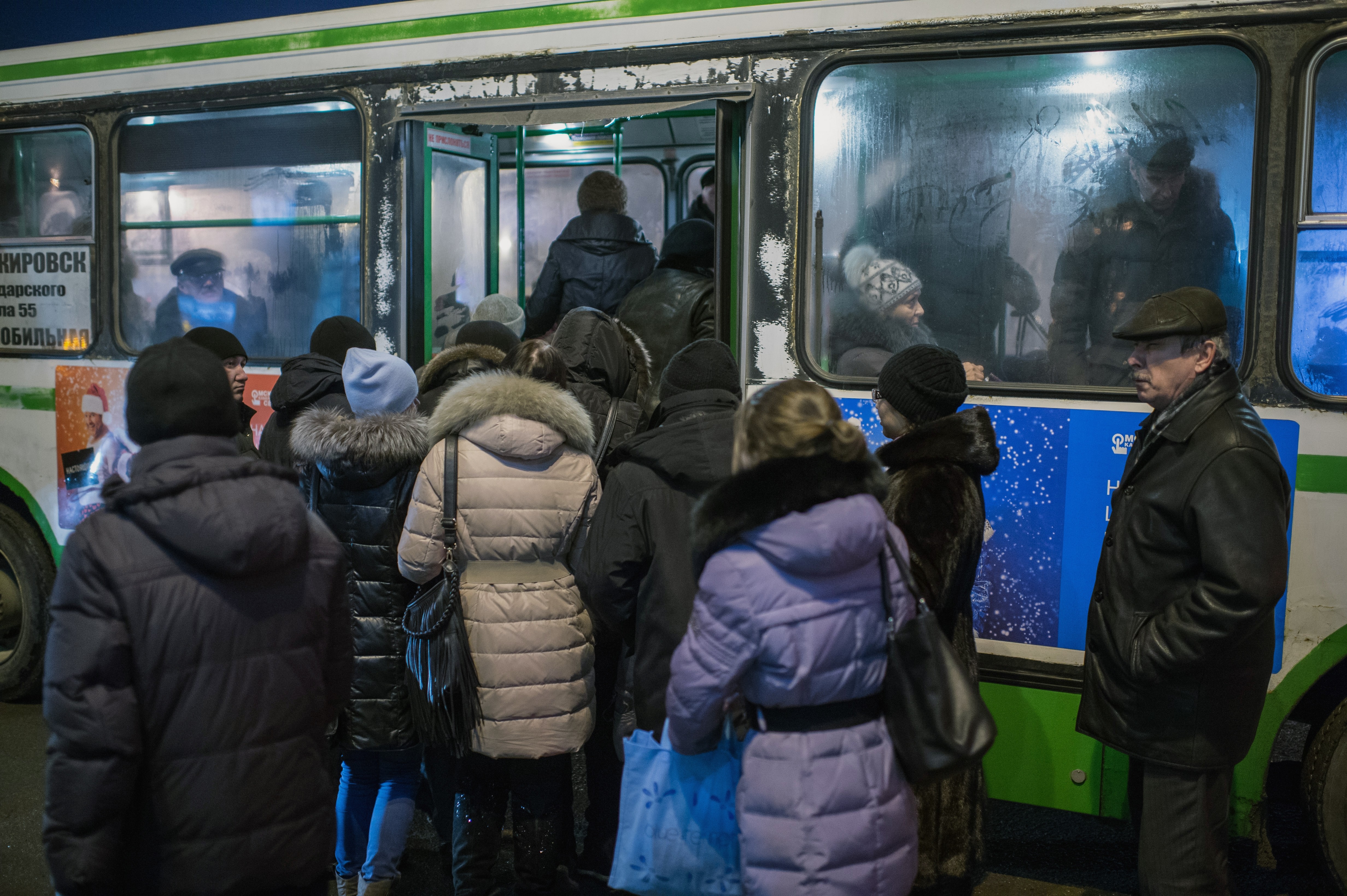 Пассажирам войти. Уступить место в транспорте фото. Пассажиры заходят в новый трамвай.