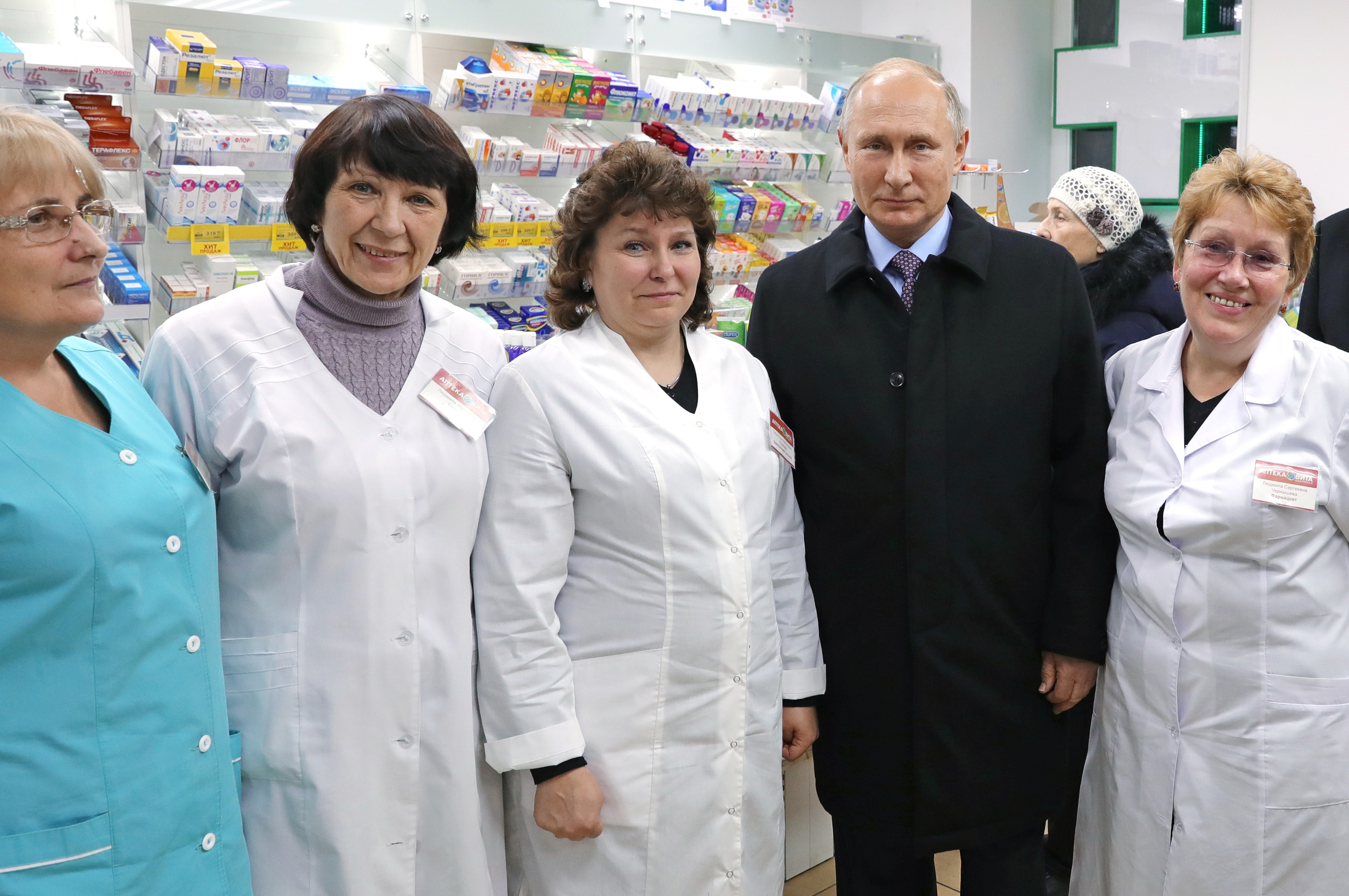 Президент РФ Владимир Путин во время посещения аптеки в Санкт-Петербурге.&nbsp;Фото: &copy; РИА Новости / Михаил Климентьев