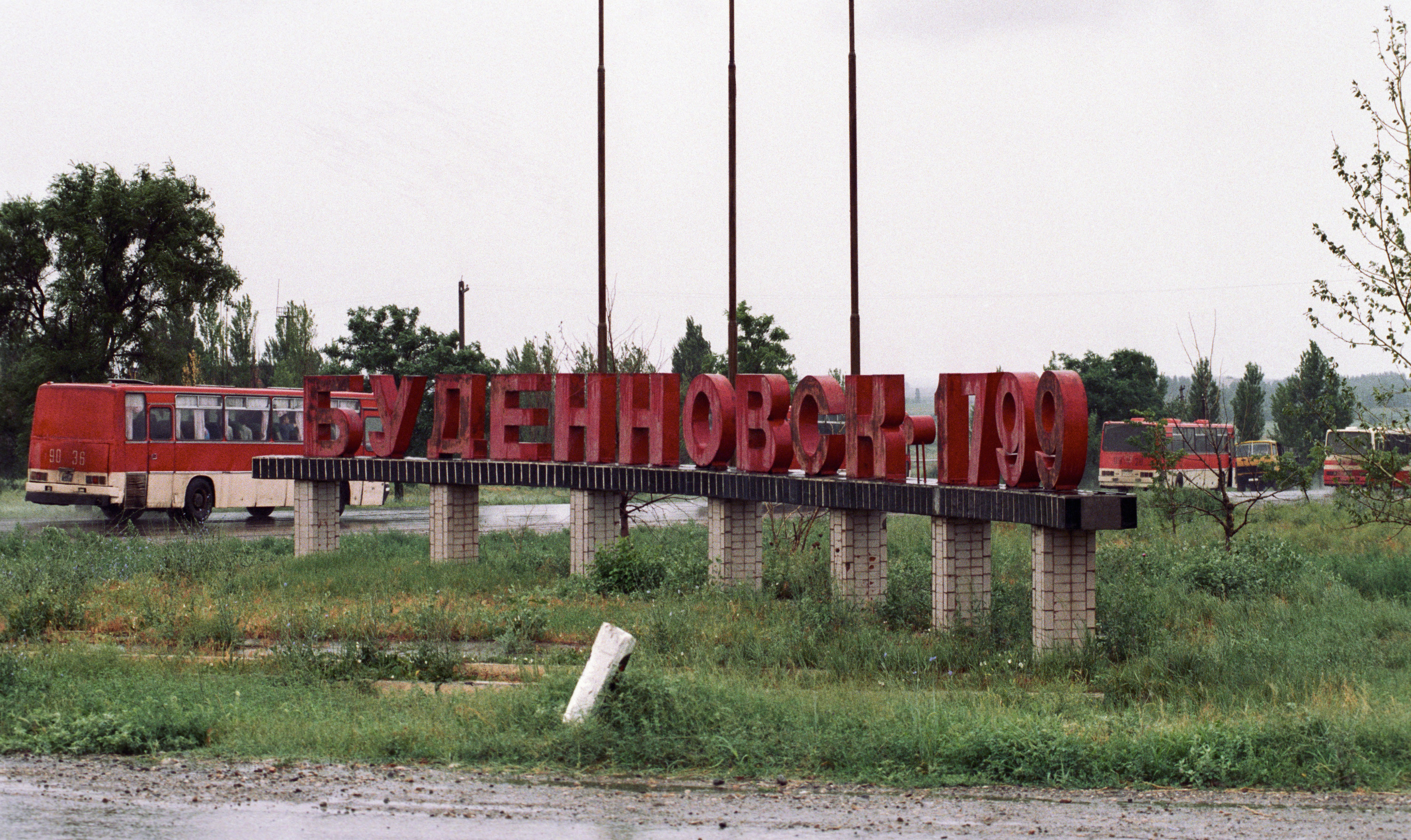 <p>Въезд в город Будённовск в 1995 году. Фото: &copy; РИА "Новости" /&nbsp;Александр Земляниченко</p>