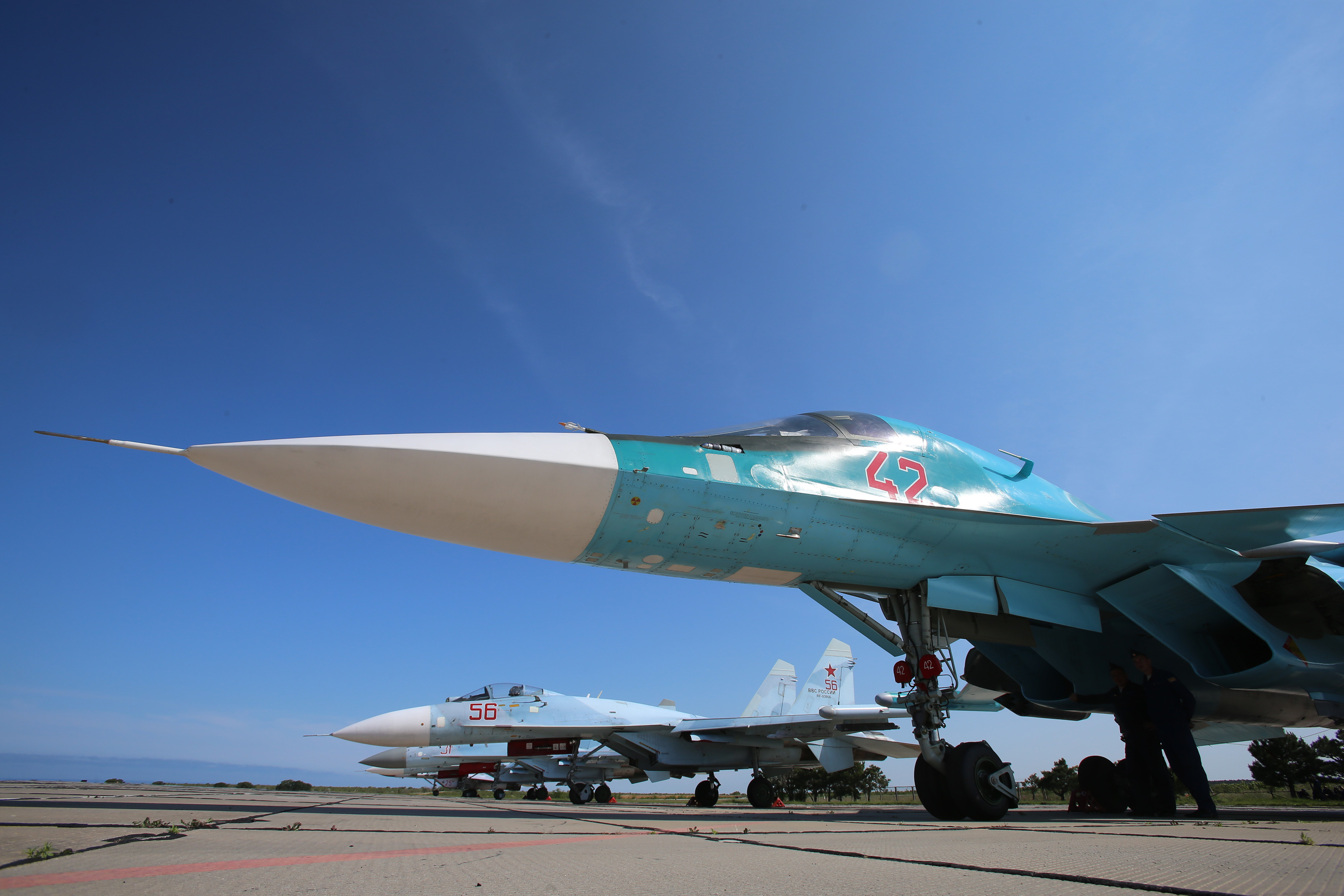Самолет Су-34 (на первом плане) на аэродроме Бельбек. Фото: &copy;РИА Новости/Виталий Белоусов