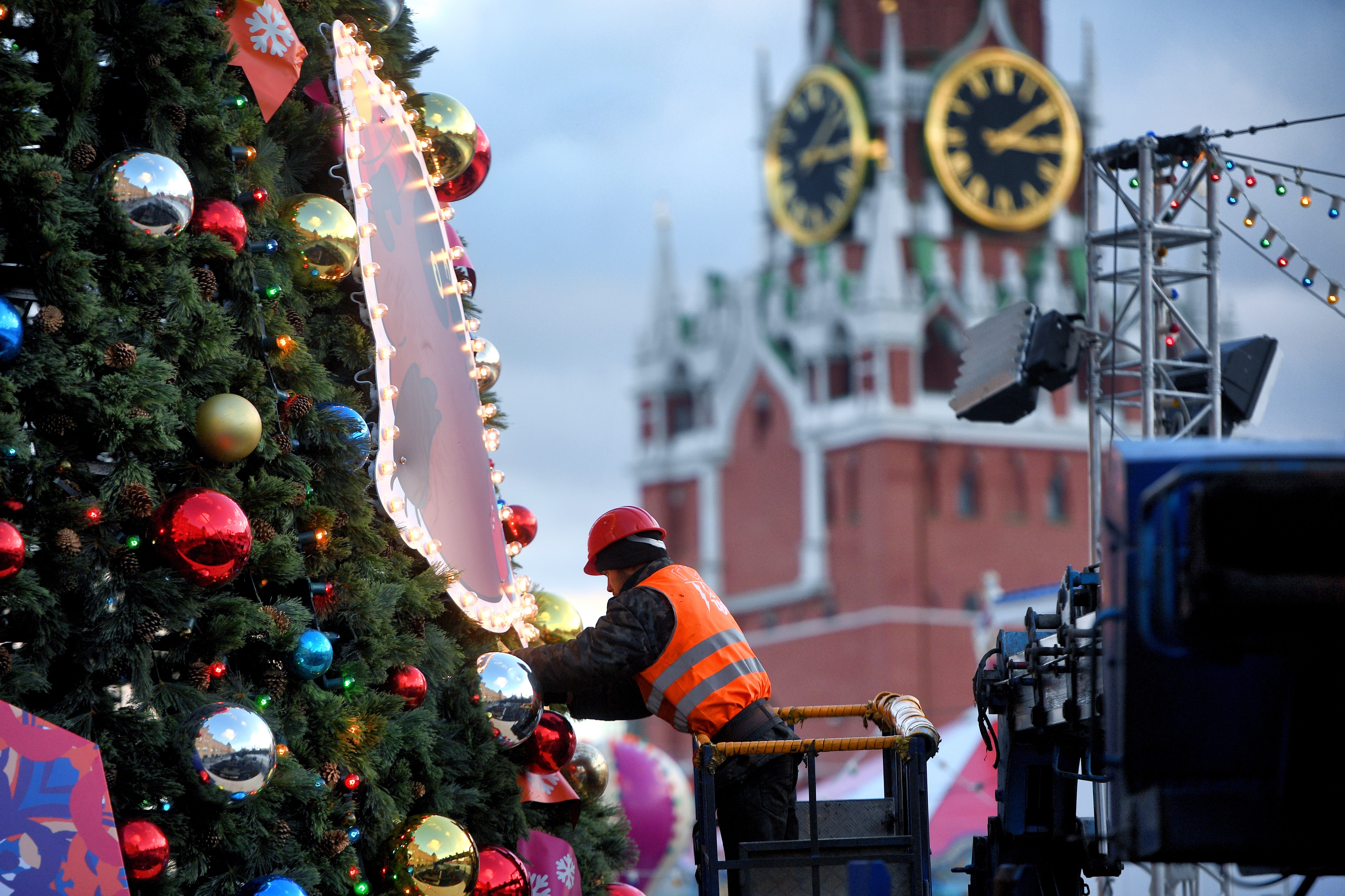 Украшение новогодней елки на Красной площади.&nbsp;Фото &copy; РИА Новости/Евгений Одиноков&nbsp;
