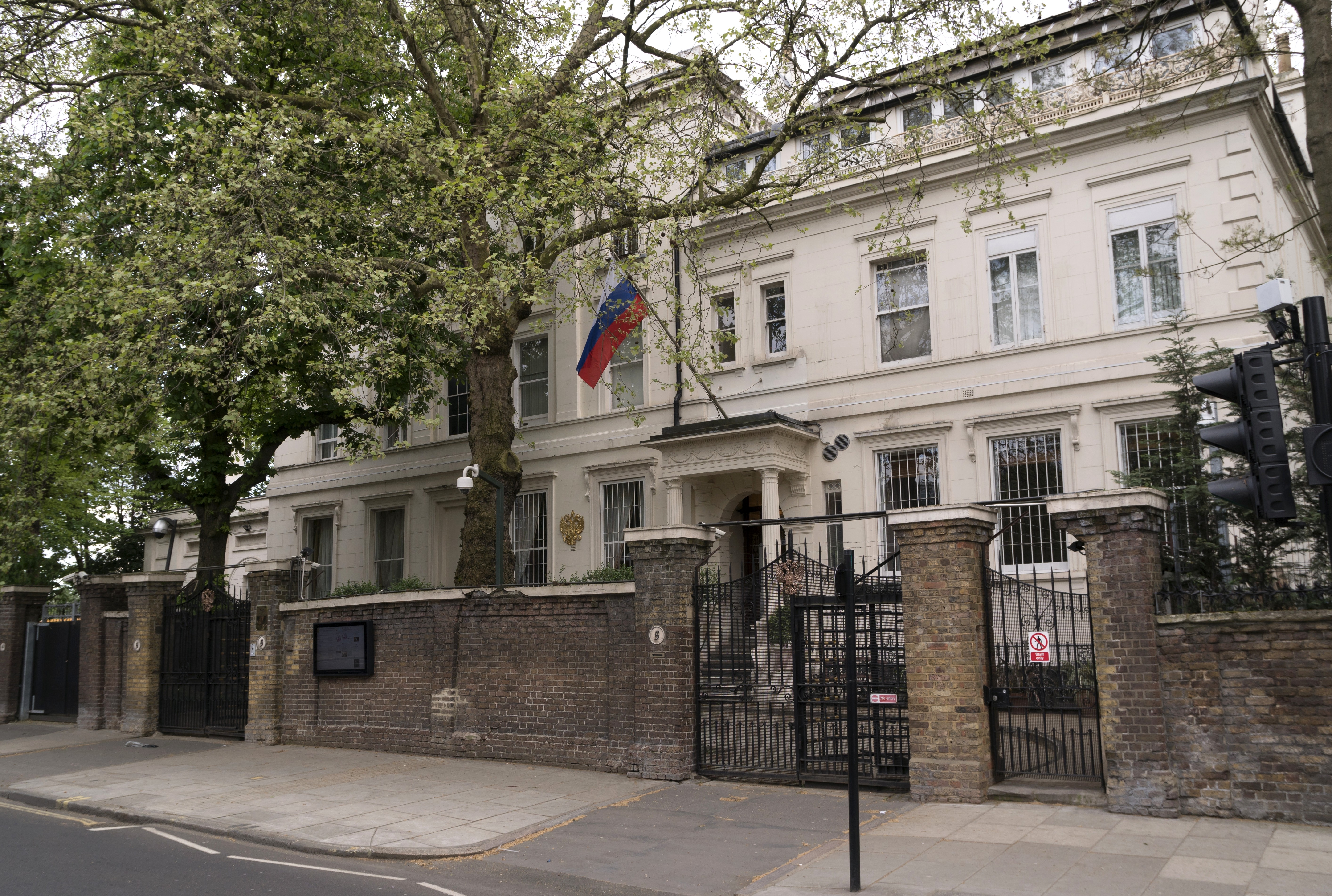 Посольство в лондоне. Посольство РФ В Лондоне. Кенсингтон Палас Гарденс Лондон посольство РФ. Посольство США, Лондон, Великобритания, 1960. Посольство РФ В Великобритании.