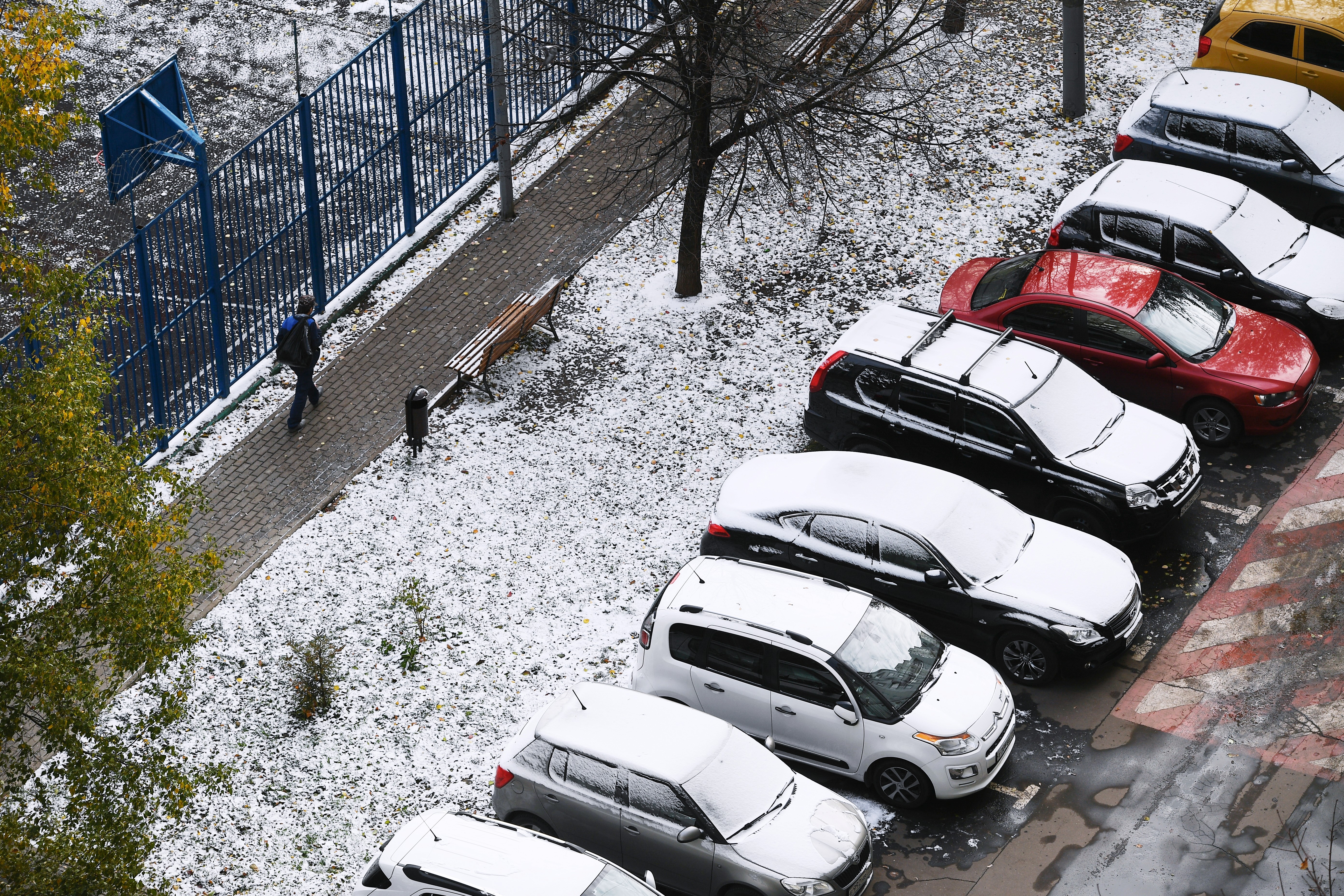 Почему сегодня снег. Снег летом в Москве. Первый снег. Снег в Москве. Сильные снегопады в России.
