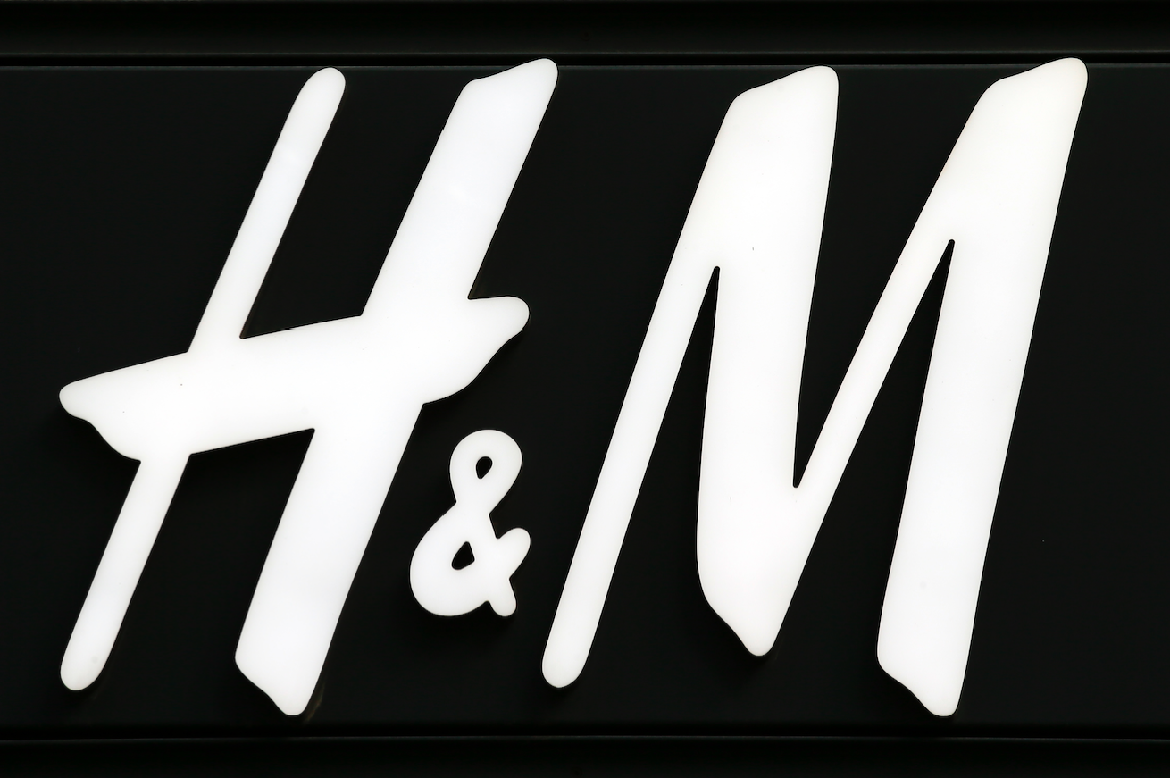 Hm uae. H M эмблема. Эйч энд эм логотип. H&M надпись. Логотип магазина одежды h&m.