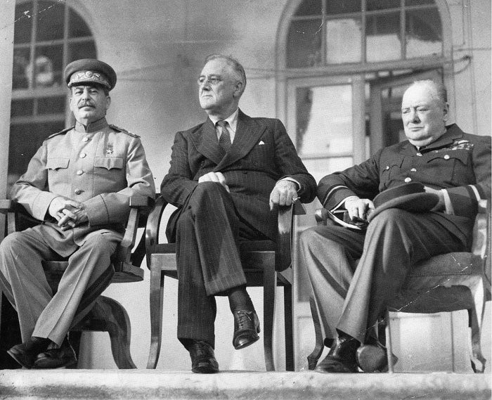Иосиф Сталин (слева), Франклин Рузвельт (в центре) и Уинстон Черчилль на Тегеранской конференции. Фото: &copy; Wikipedia