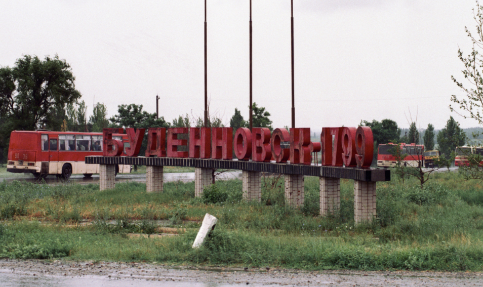 Въезд в город Будённовск в 1995 году. Фото: &copy; РИА "Новости" /&nbsp;Александр Земляниченко


