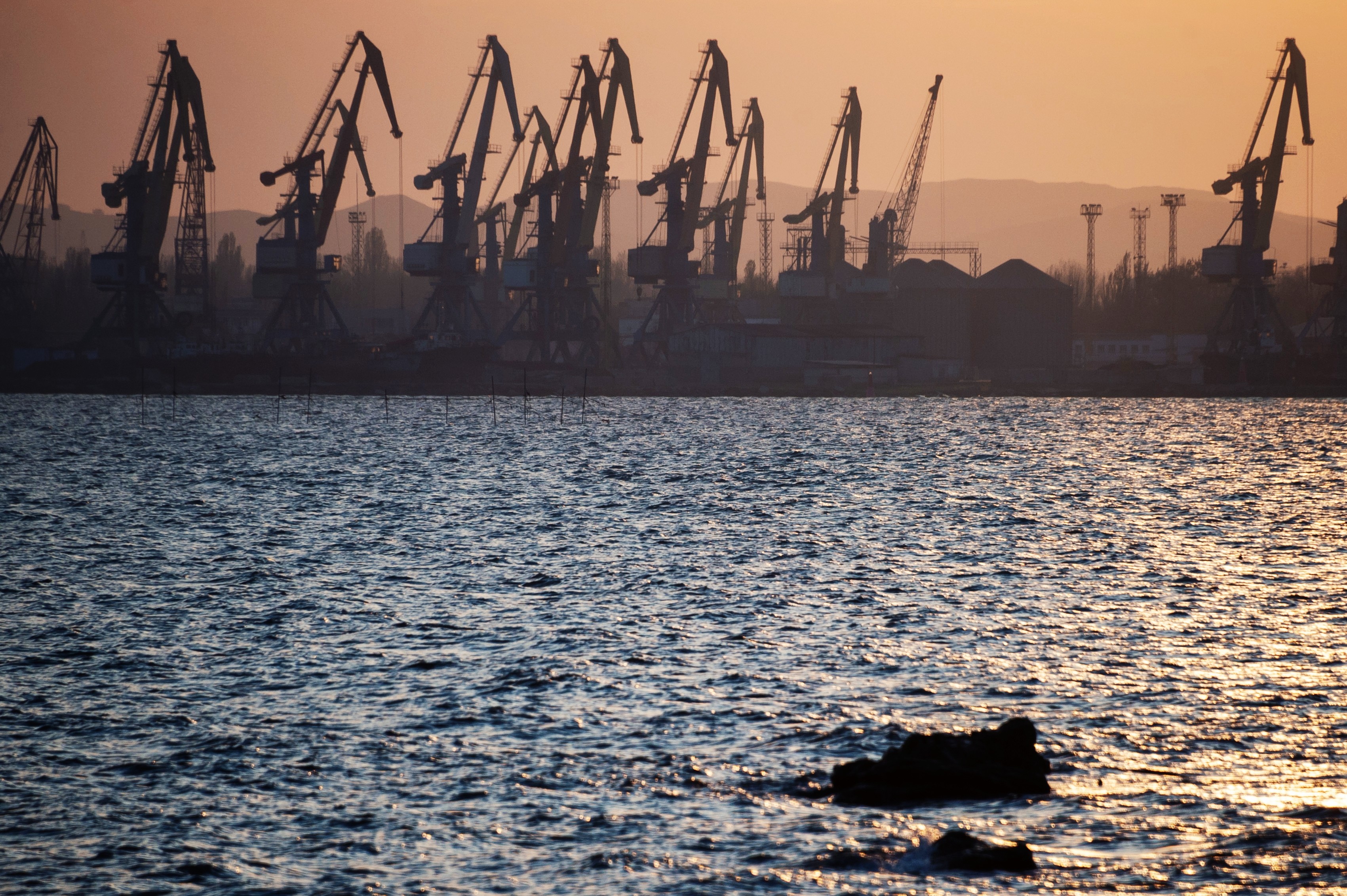 Феодосийский морской порт. Морпорт севастополь. Морские порты в севастополе. Торговый порт керчь. Феодосия город порт.
