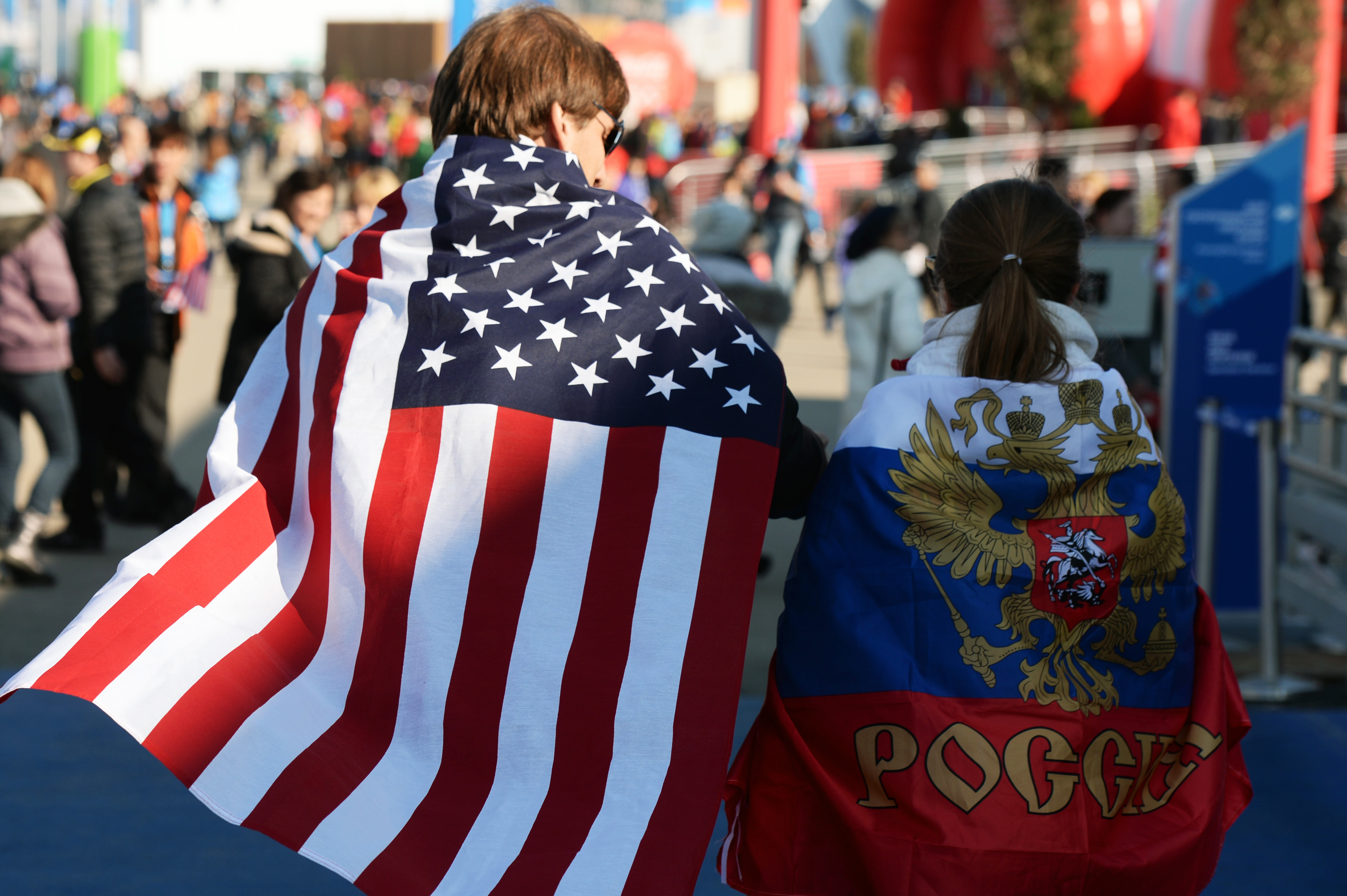 Россия лучше запада. Россия и США. Американцы и россияне. Флаг России и США. Русские американцы.
