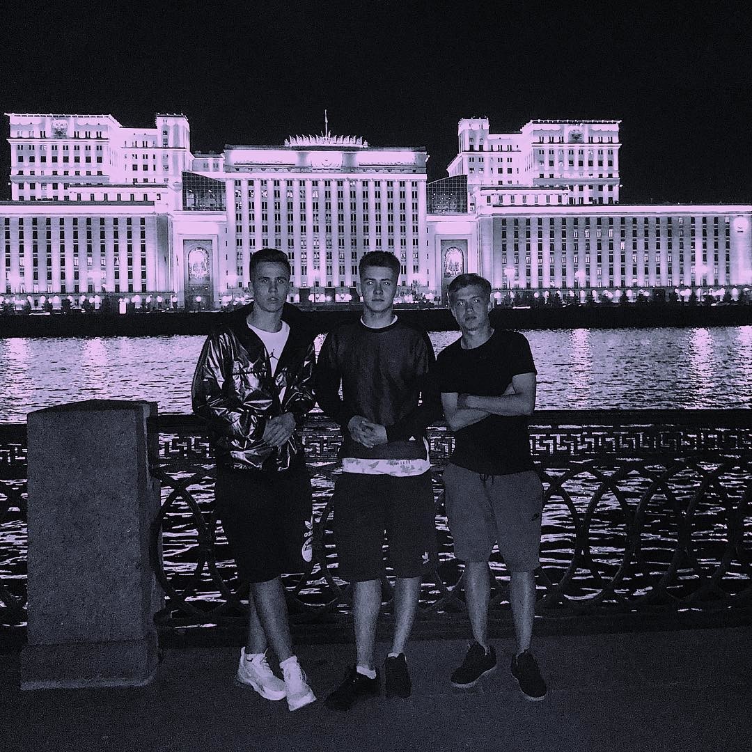 Фото © Instagram/Лёша (справа) вместе с друзьями в парке Горького