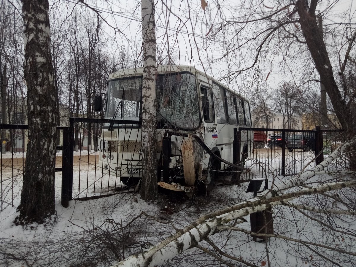 Один человек погиб и 12 пострадали в ДТП с автобусом в Ивановской области