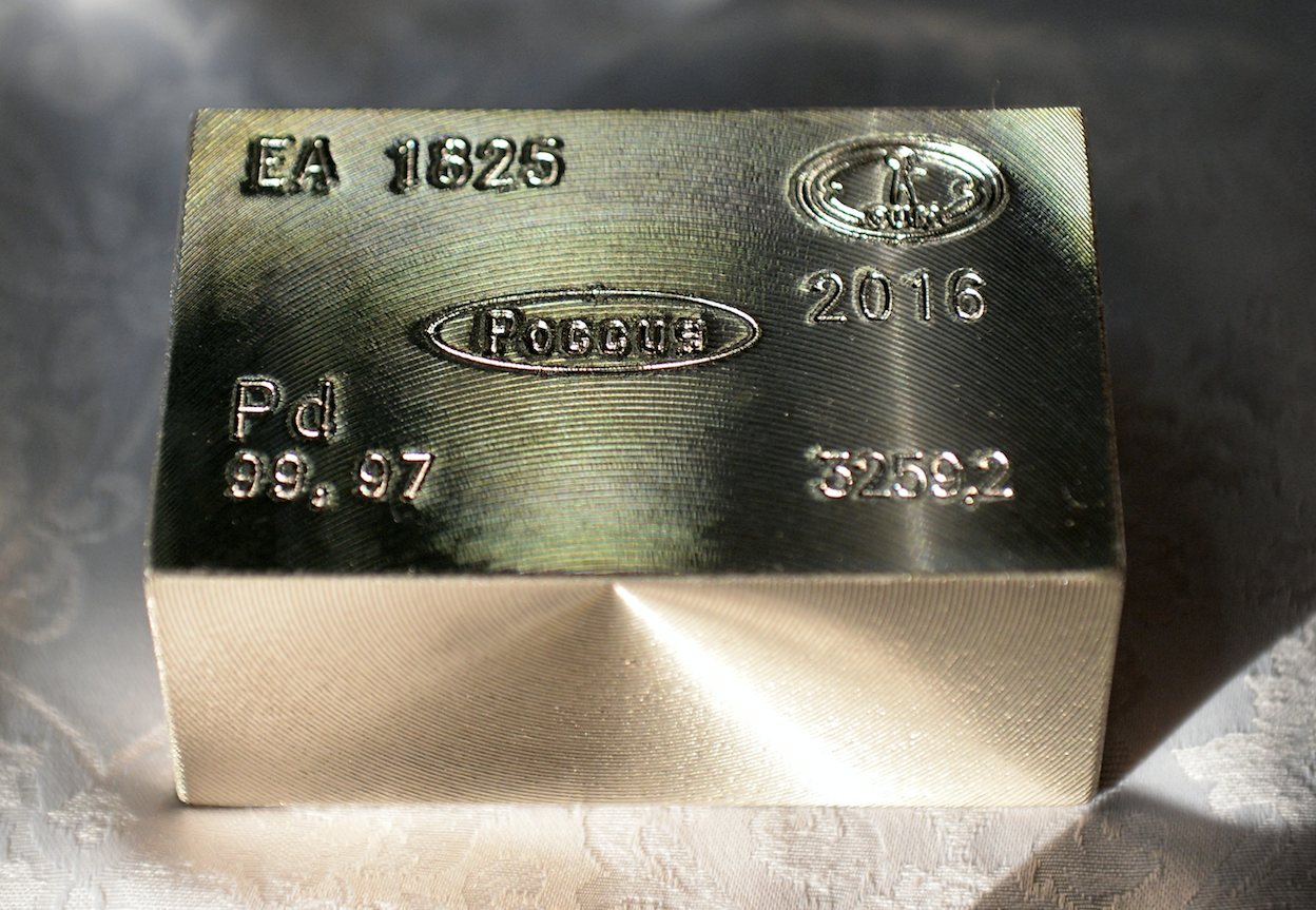 Цена платину 19 июня составляла 56700 рублей. Палладий слиток. Платина драгоценный металл. Слиток из платины. Палладий металл.