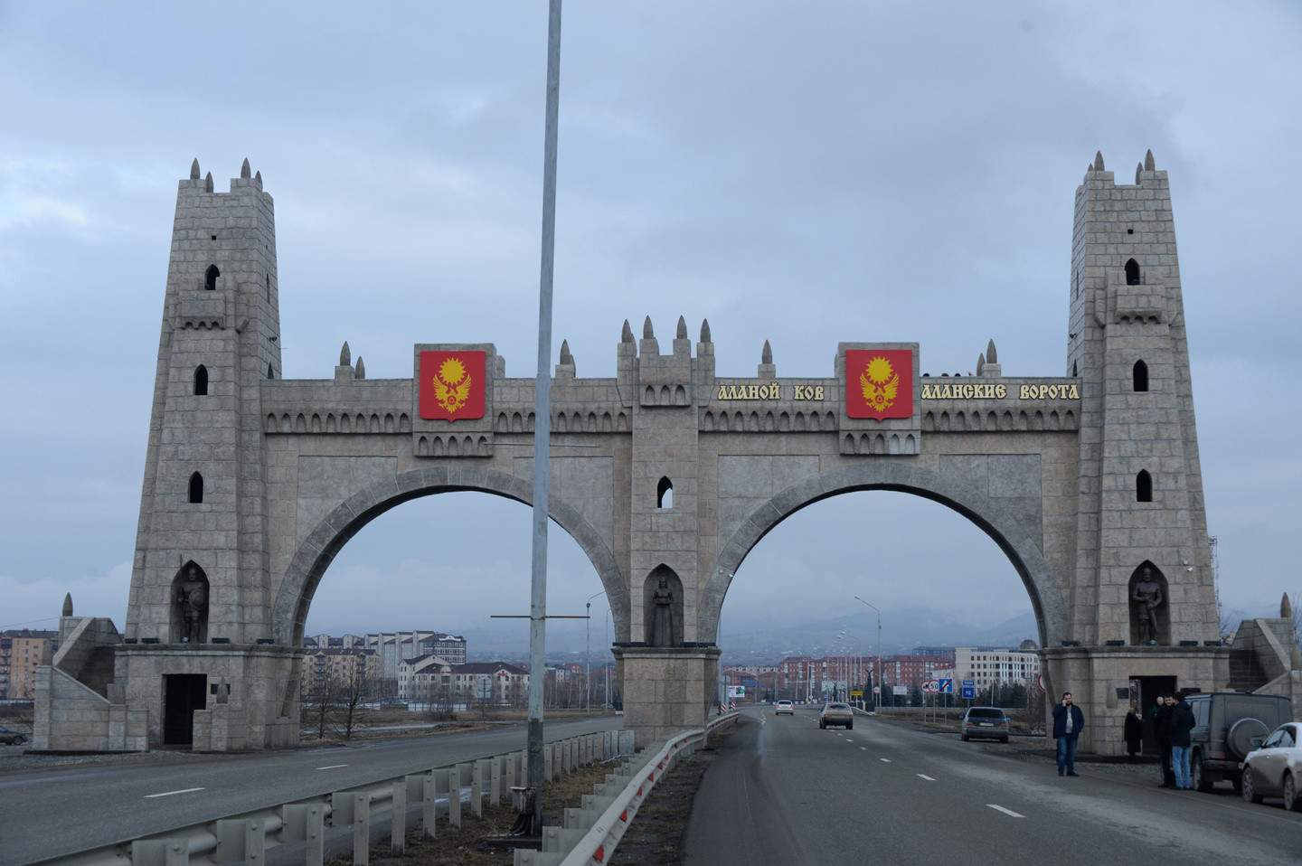 Арка "Аланские ворота" при въезде в город Магас.
Фото: &copy; РИА Новости/Саид Царнаев